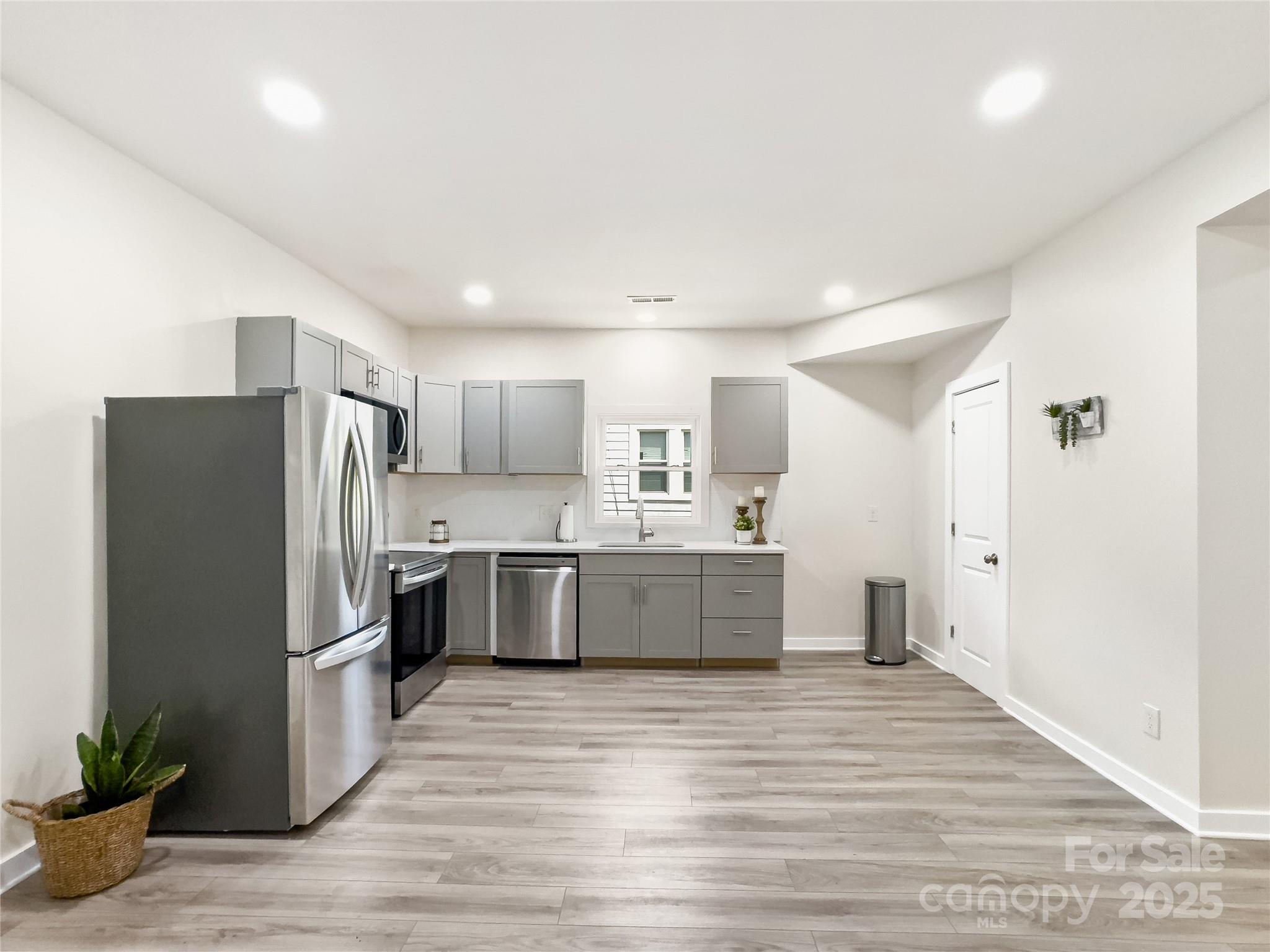 1112 W 5th Avenue Property Photo 13