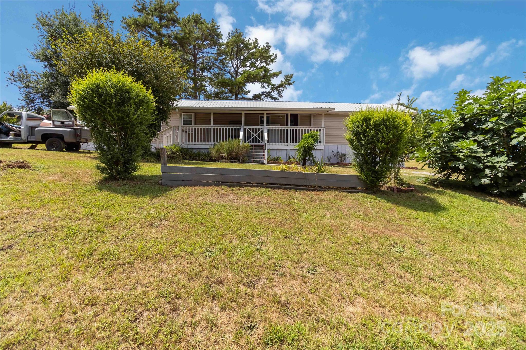 106 Cloverleaf Drive Property Photo 1