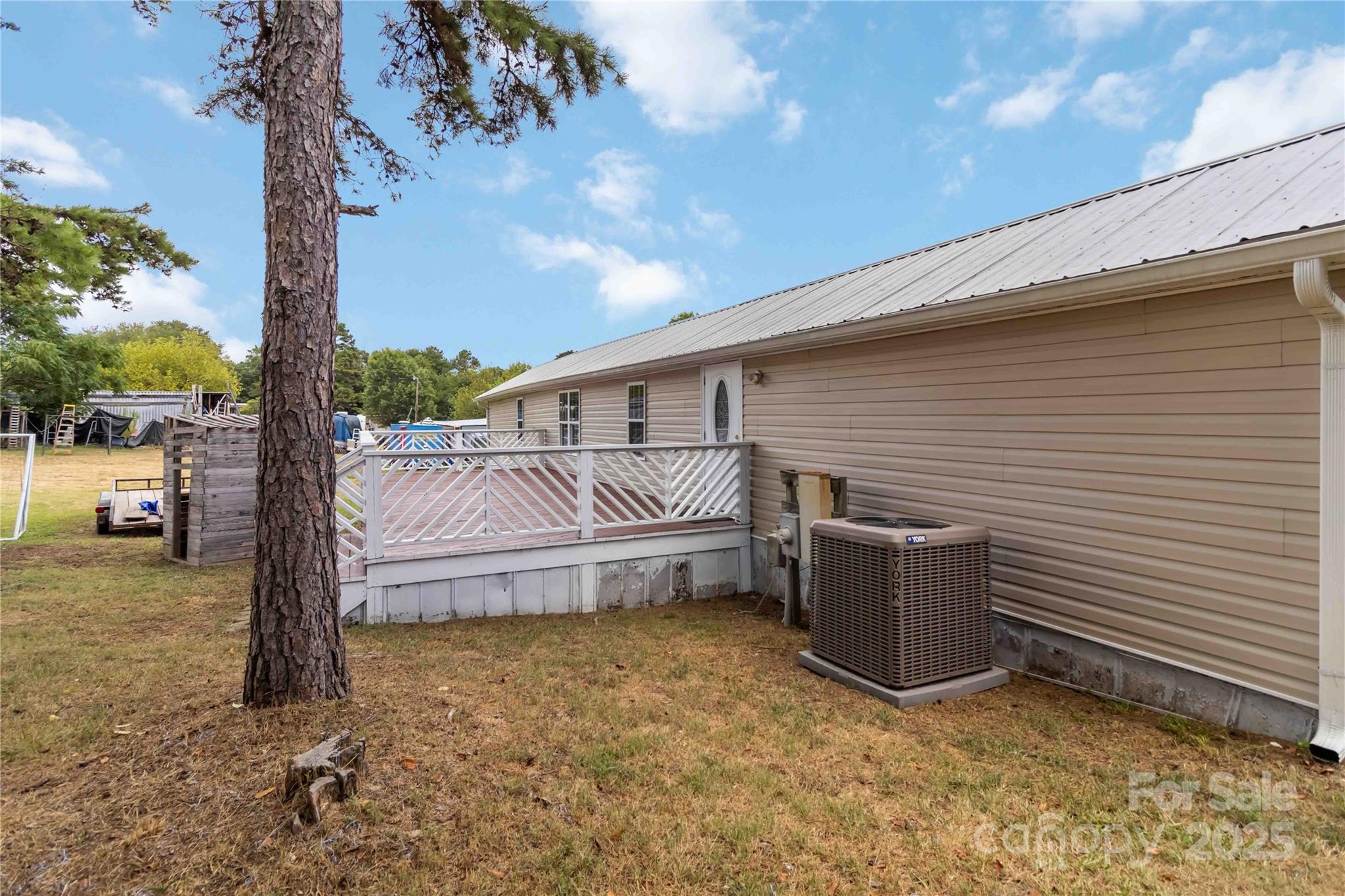 106 Cloverleaf Drive Property Photo 3