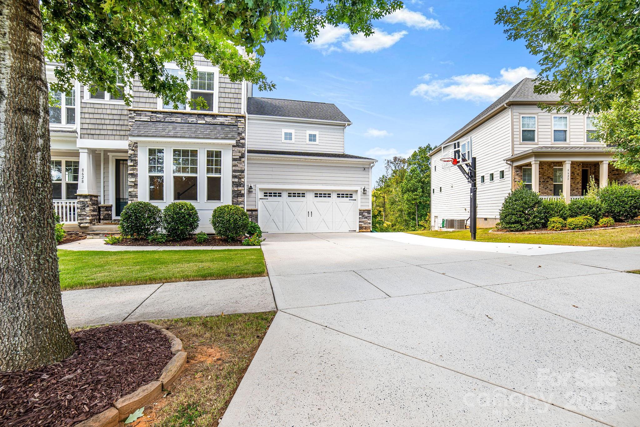 8628 Shadetree Street Property Photo 3