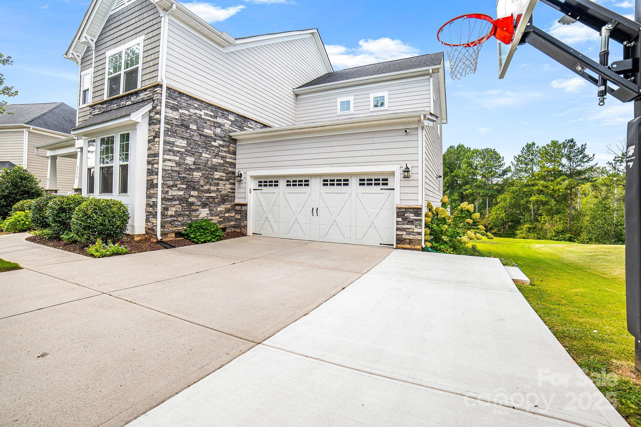 8628 Shadetree Street Property Photo 5