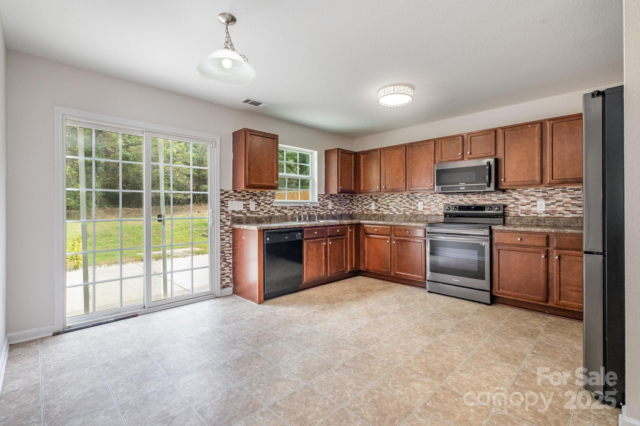 9718 Eagle Feathers Drive Property Photo 14