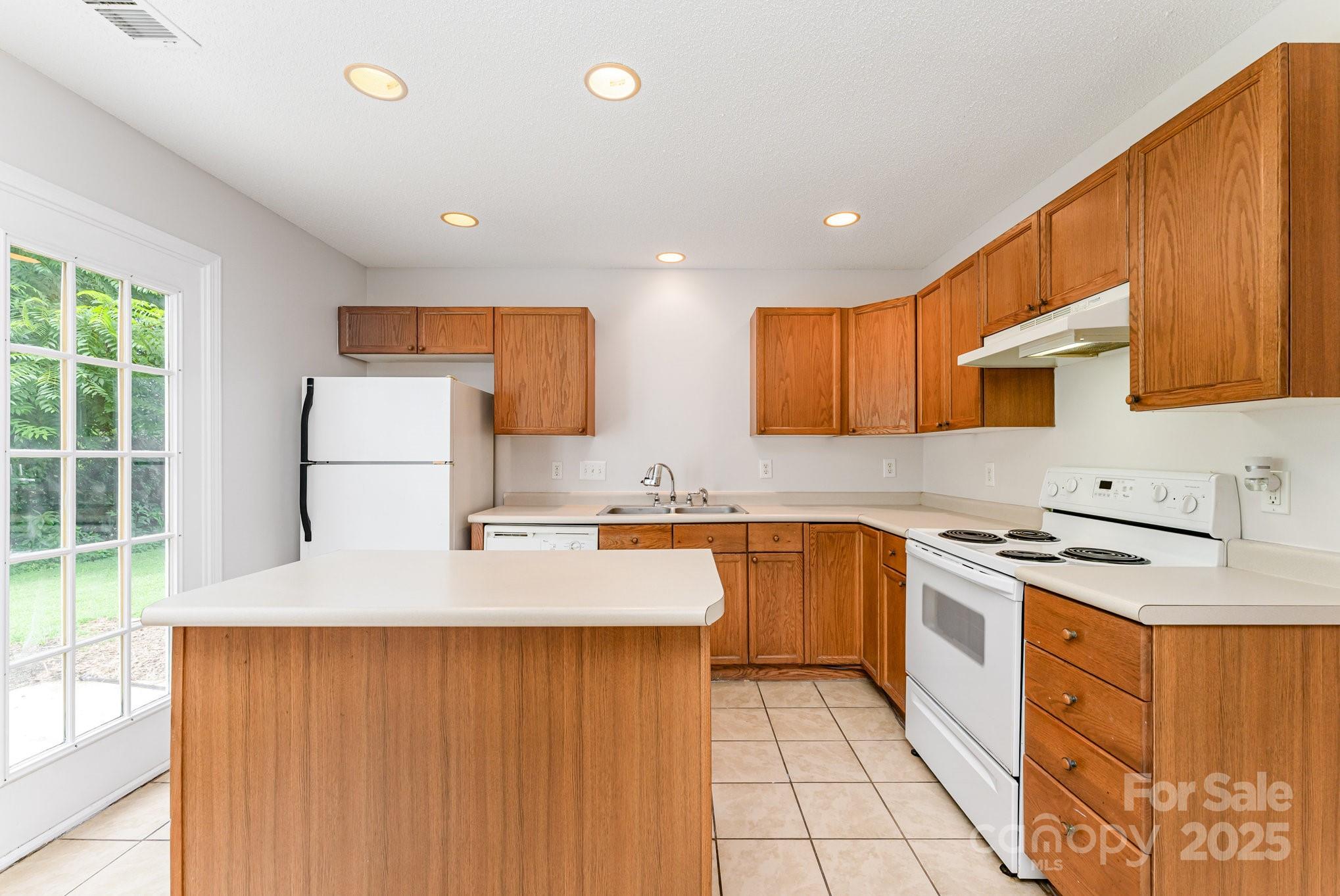 7504 Petrea Lane Property Photo 10