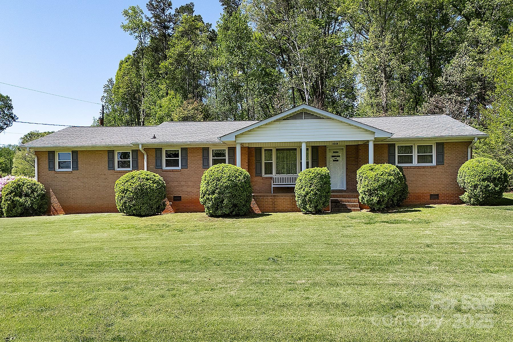 2218 Woodcrest Drive Property Photo 1
