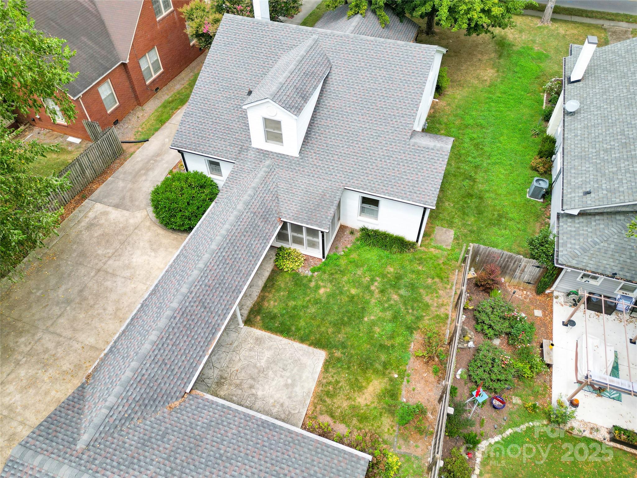 824 Davie Avenue Property Photo 1