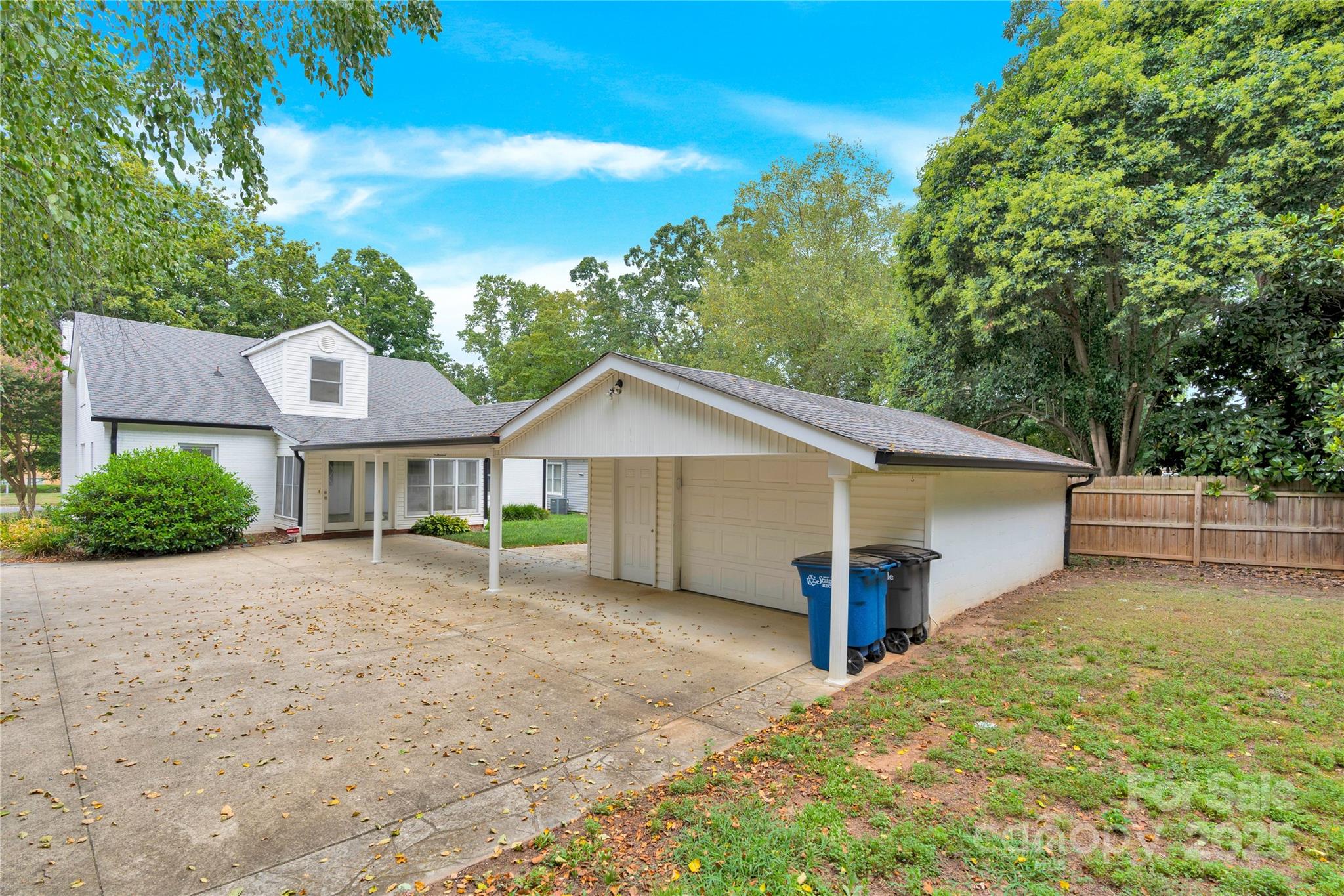 824 Davie Avenue Property Photo 4