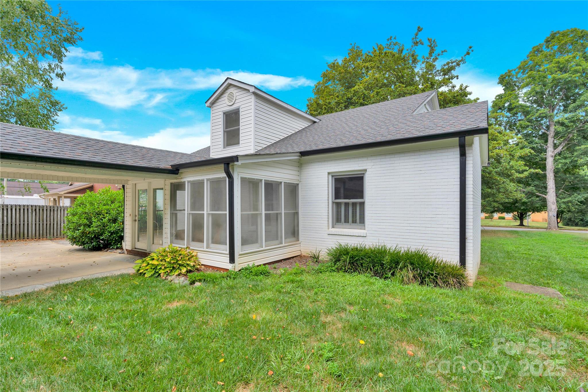 824 Davie Avenue Property Photo 5