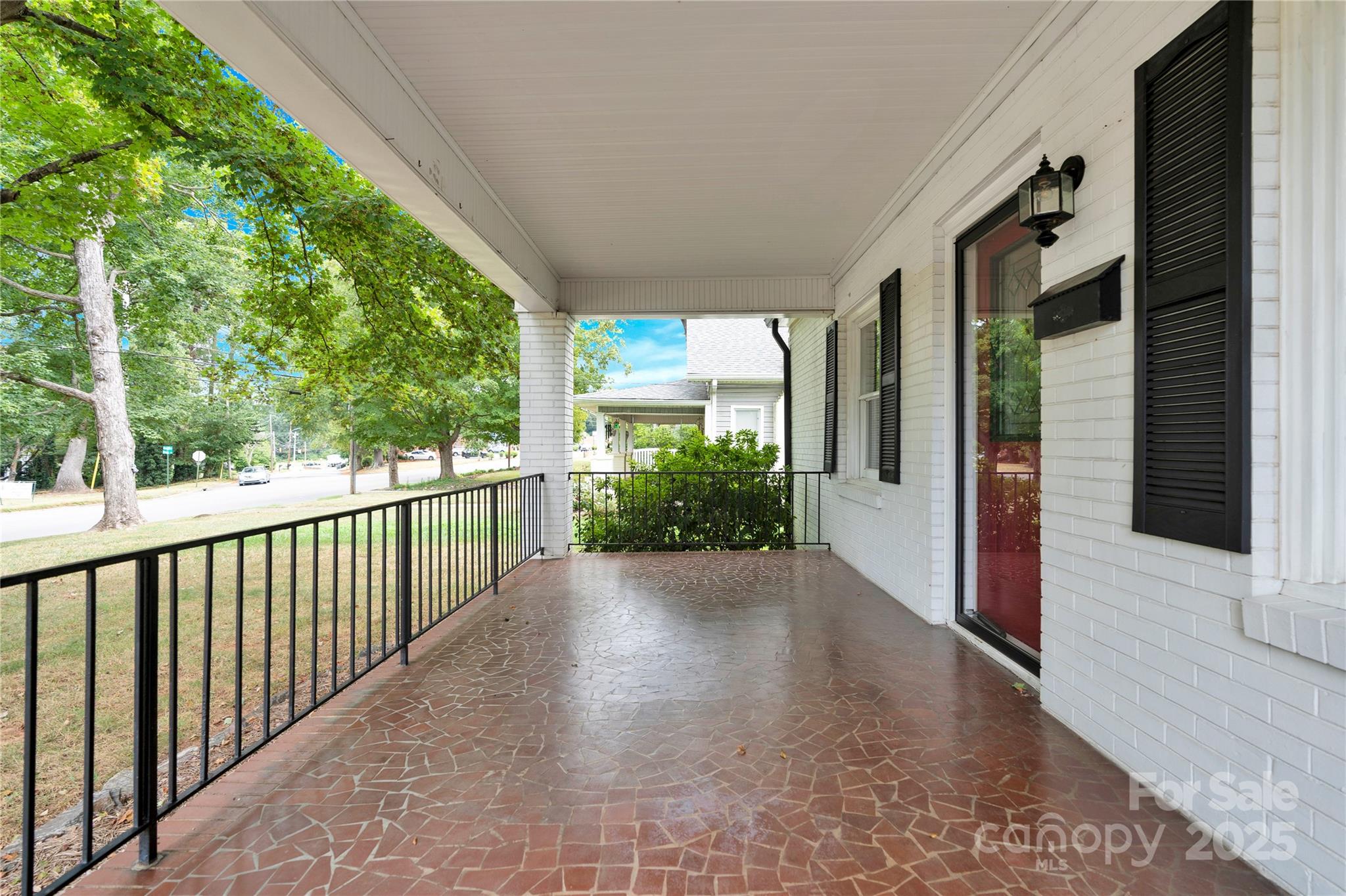 824 Davie Avenue Property Photo 7