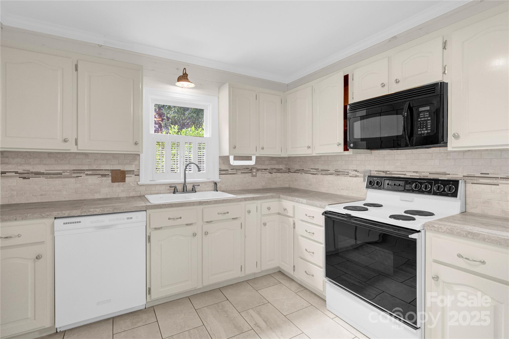 824 Davie Avenue Property Photo 13