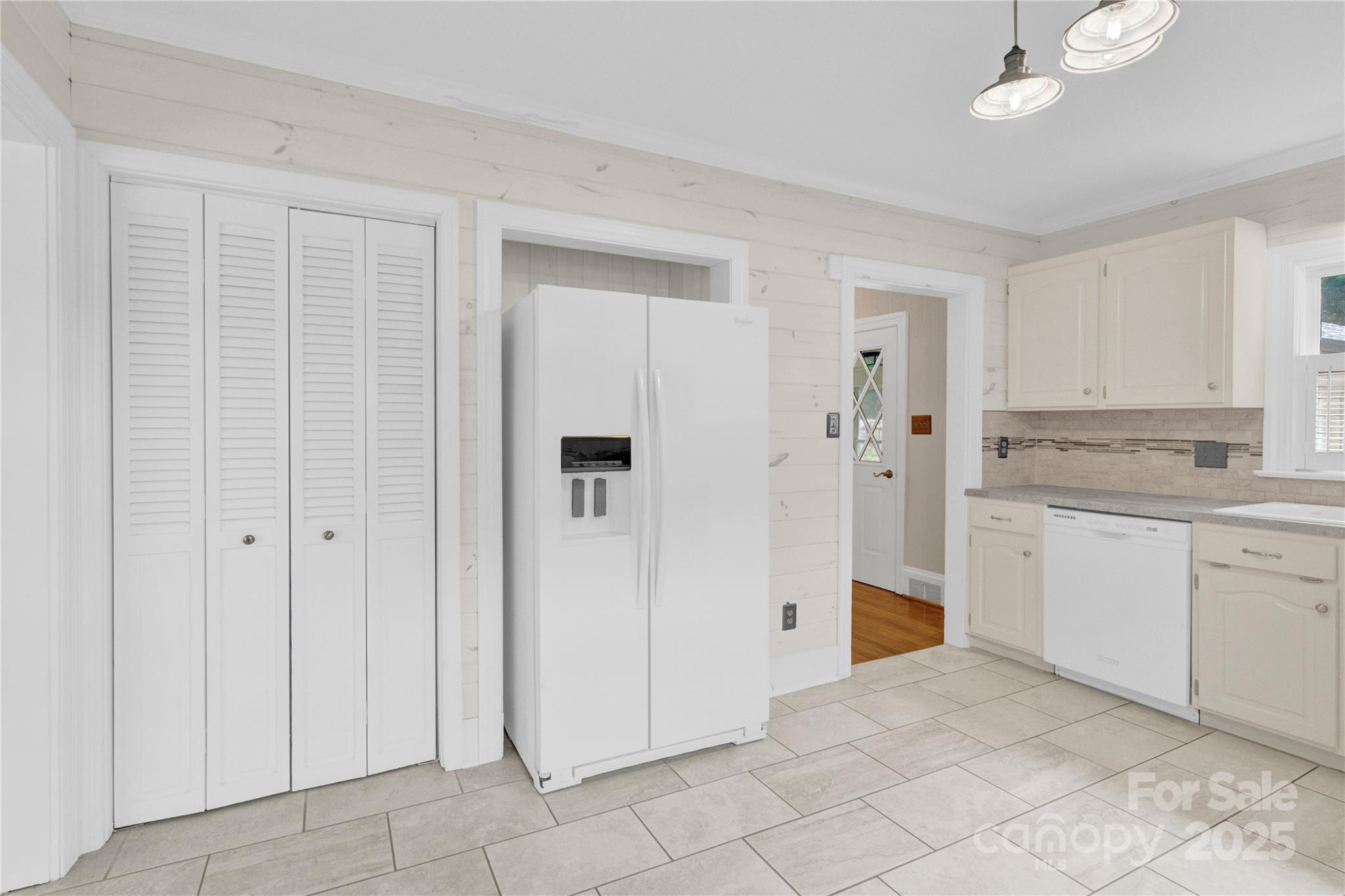 824 Davie Avenue Property Photo 14