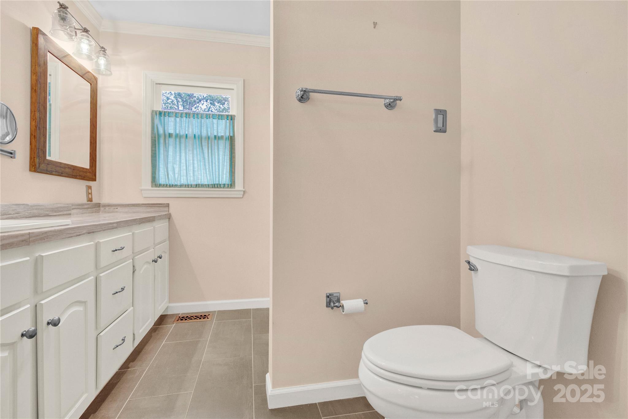 824 Davie Avenue Property Photo 23