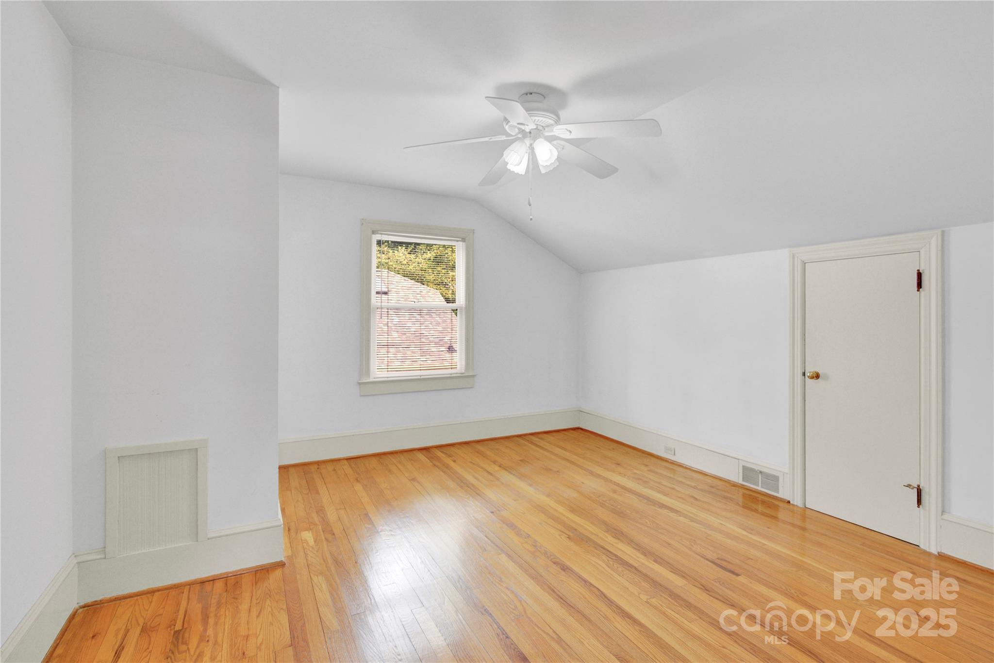 824 Davie Avenue Property Photo 28