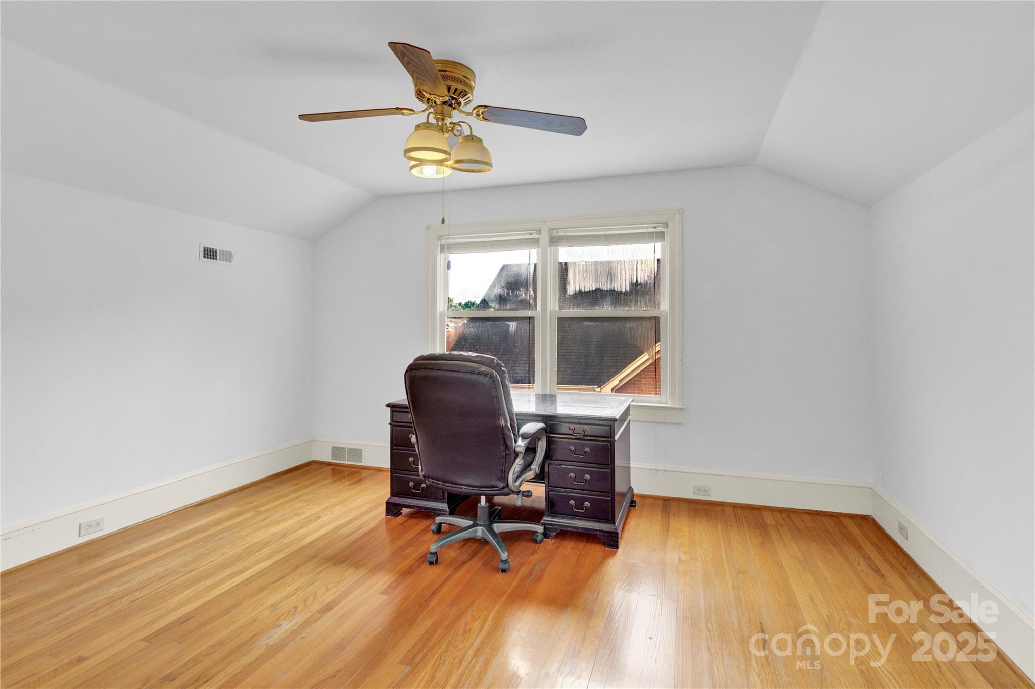 824 Davie Avenue Property Photo 29