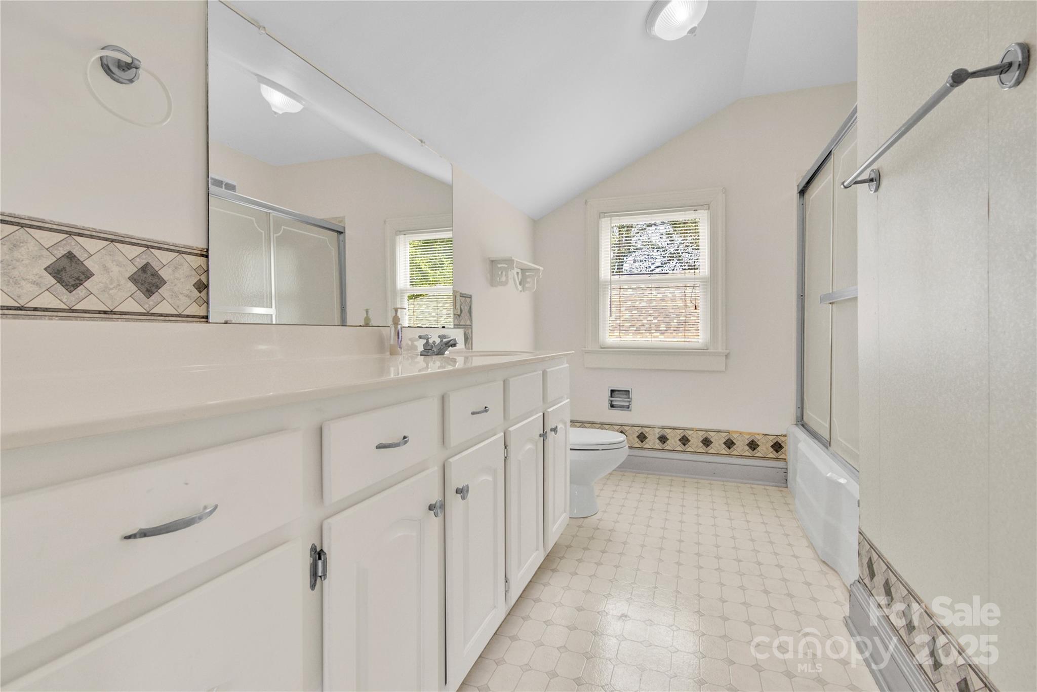 824 Davie Avenue Property Photo 30