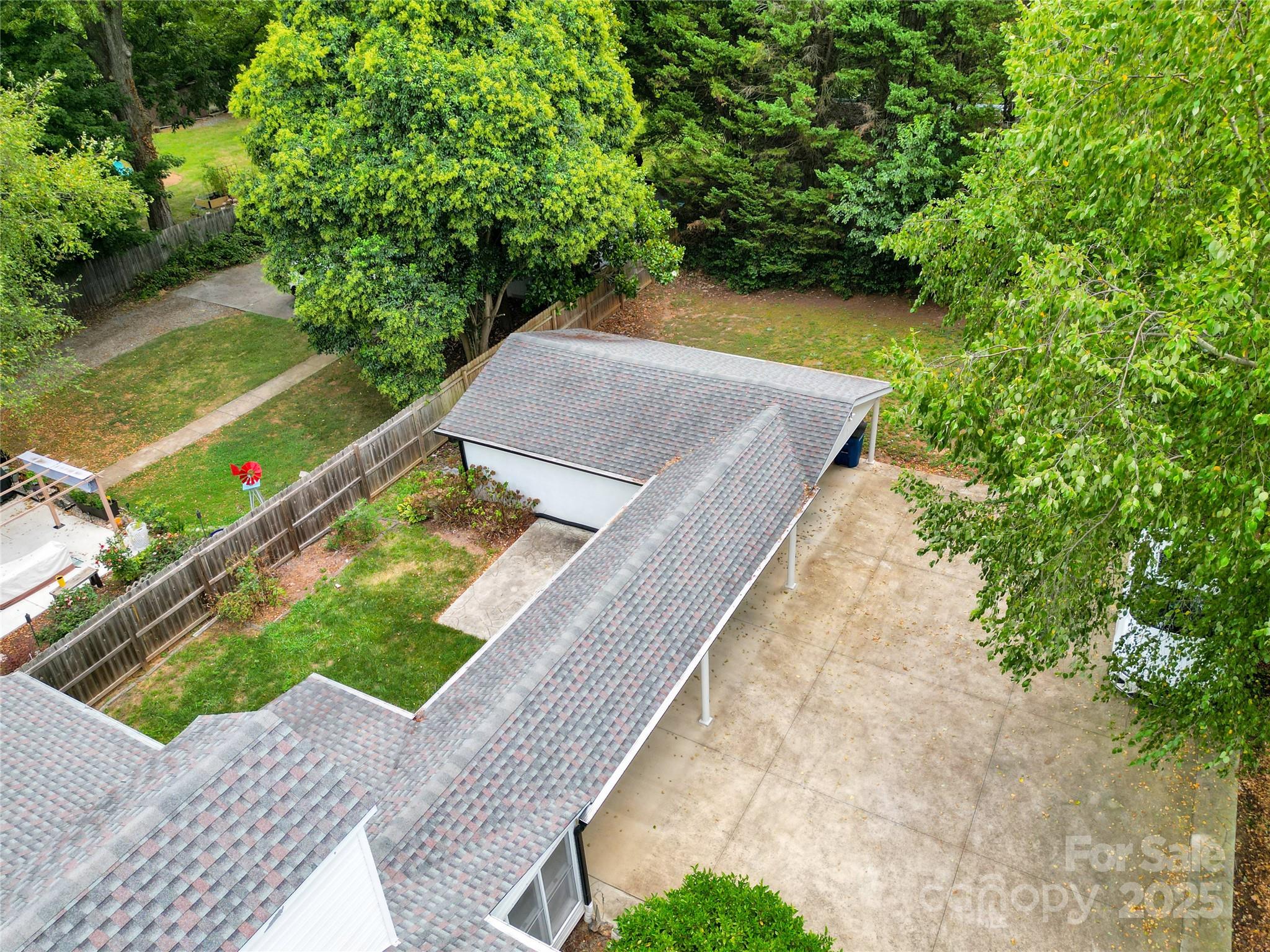 824 Davie Avenue Property Photo 32