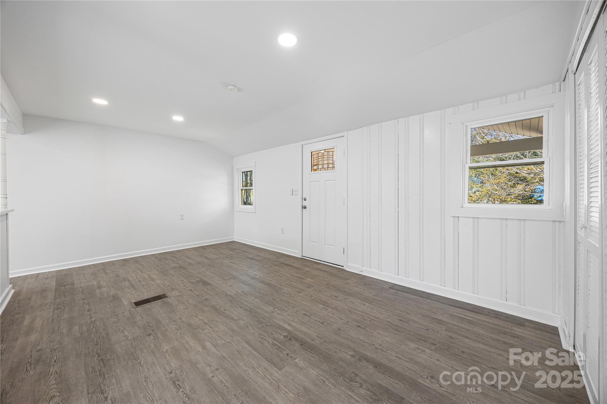 5015 Forestmont Drive Property Photo 11