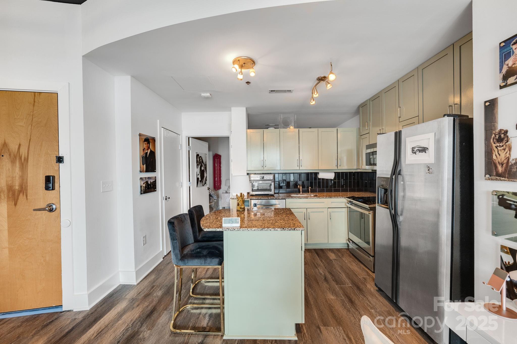 505 E 6th Street 1006 Property Photo 6