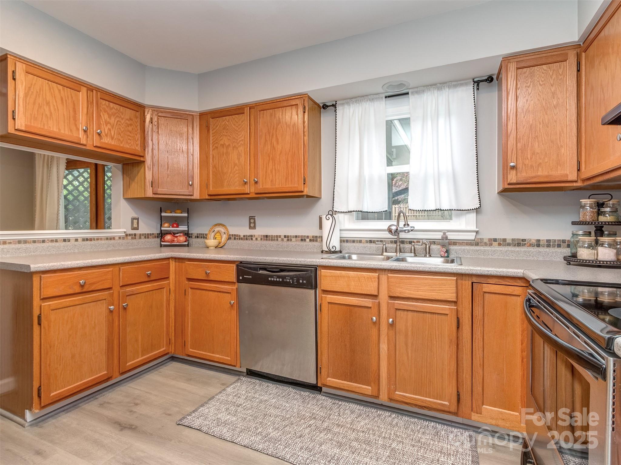 8715 Parkchester Drive Property Photo 9