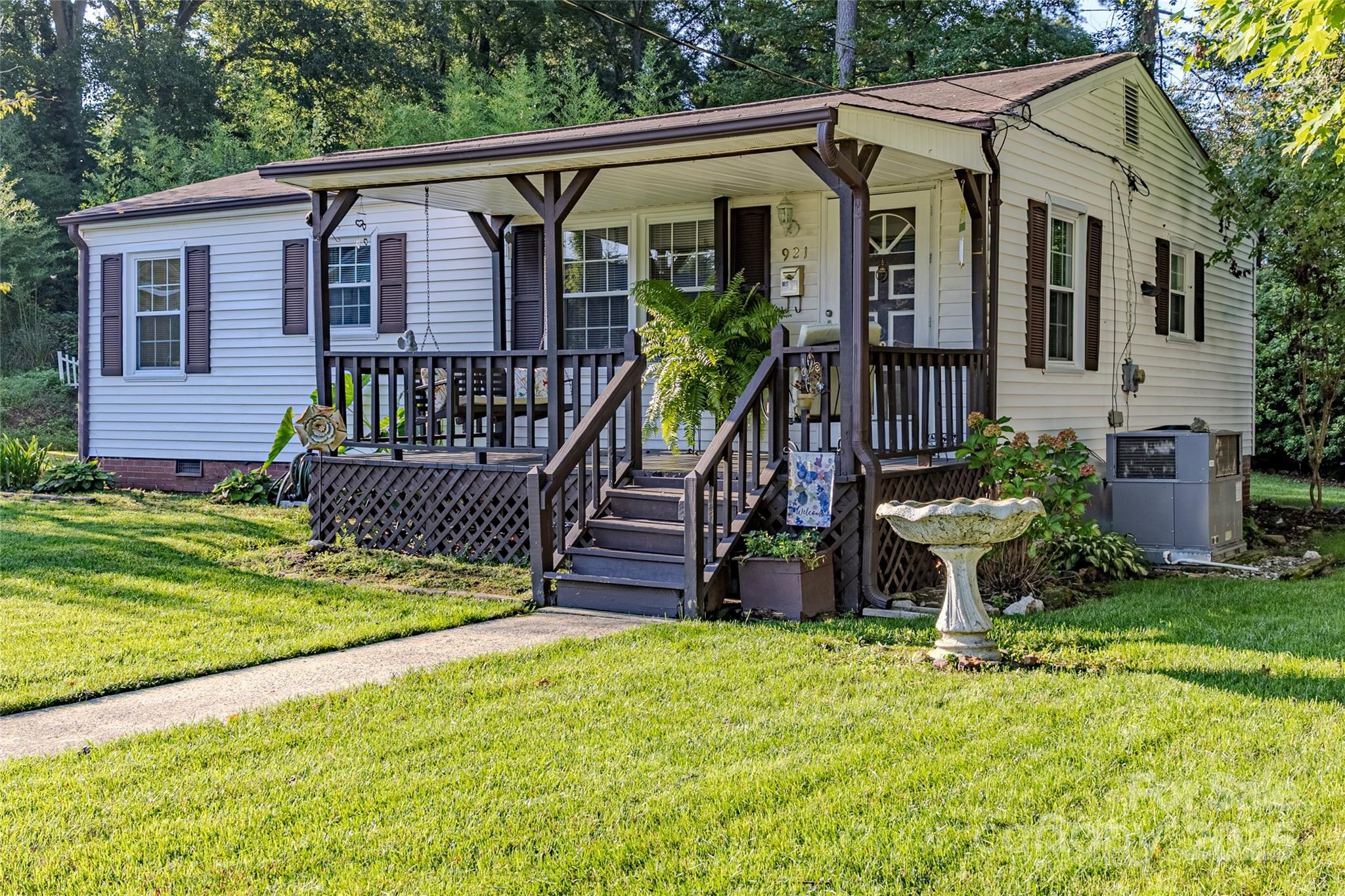 921 E 8th Avenue Property Photo 1