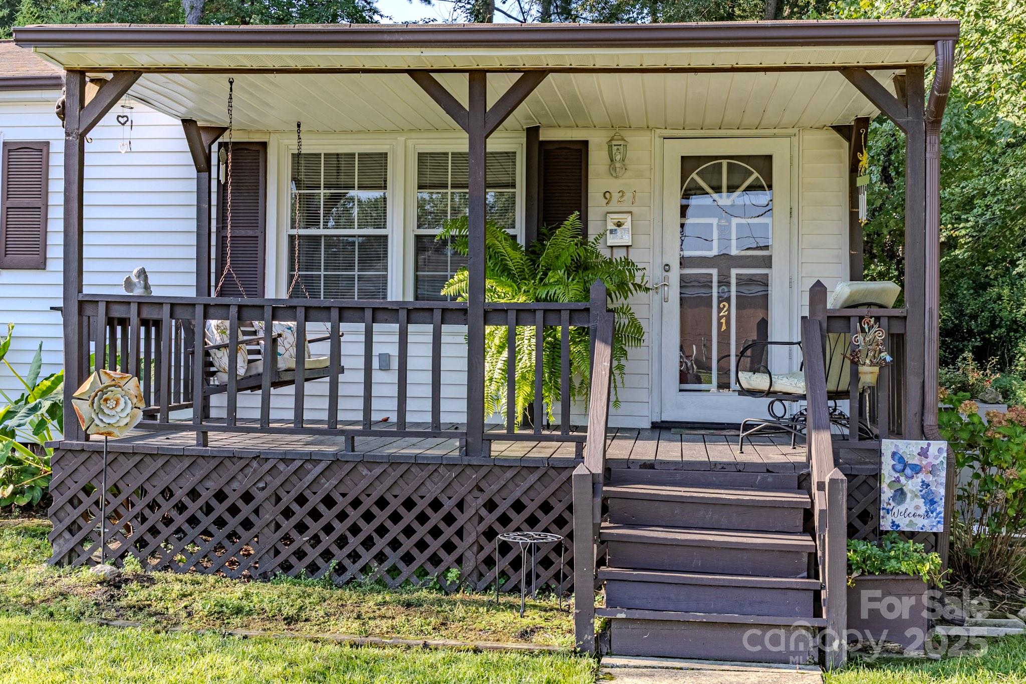 921 E 8th Avenue Property Photo 4