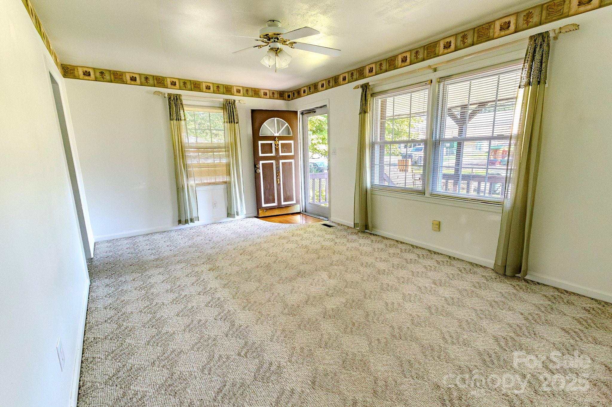 921 E 8th Avenue Property Photo 6