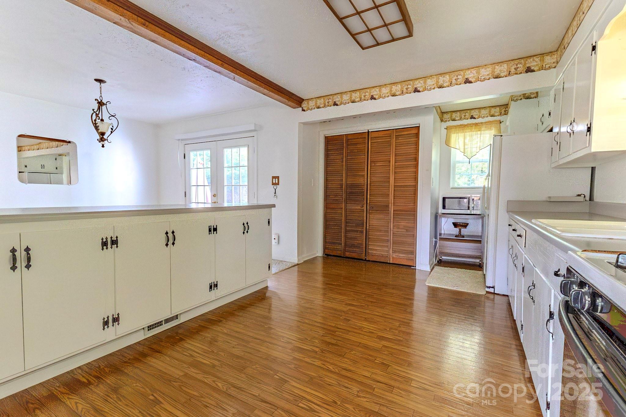 921 E 8th Avenue Property Photo 8