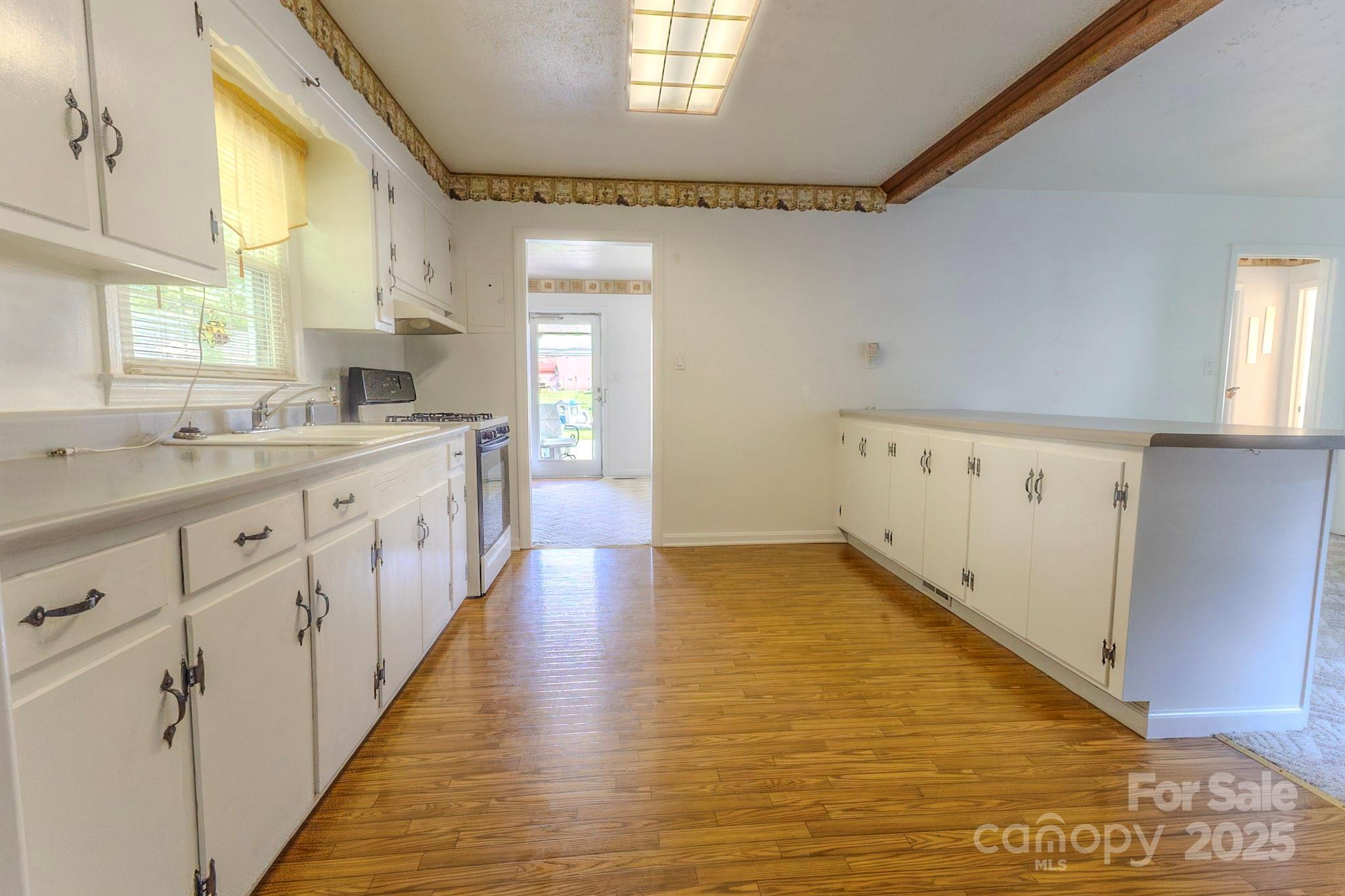 921 E 8th Avenue Property Photo 9