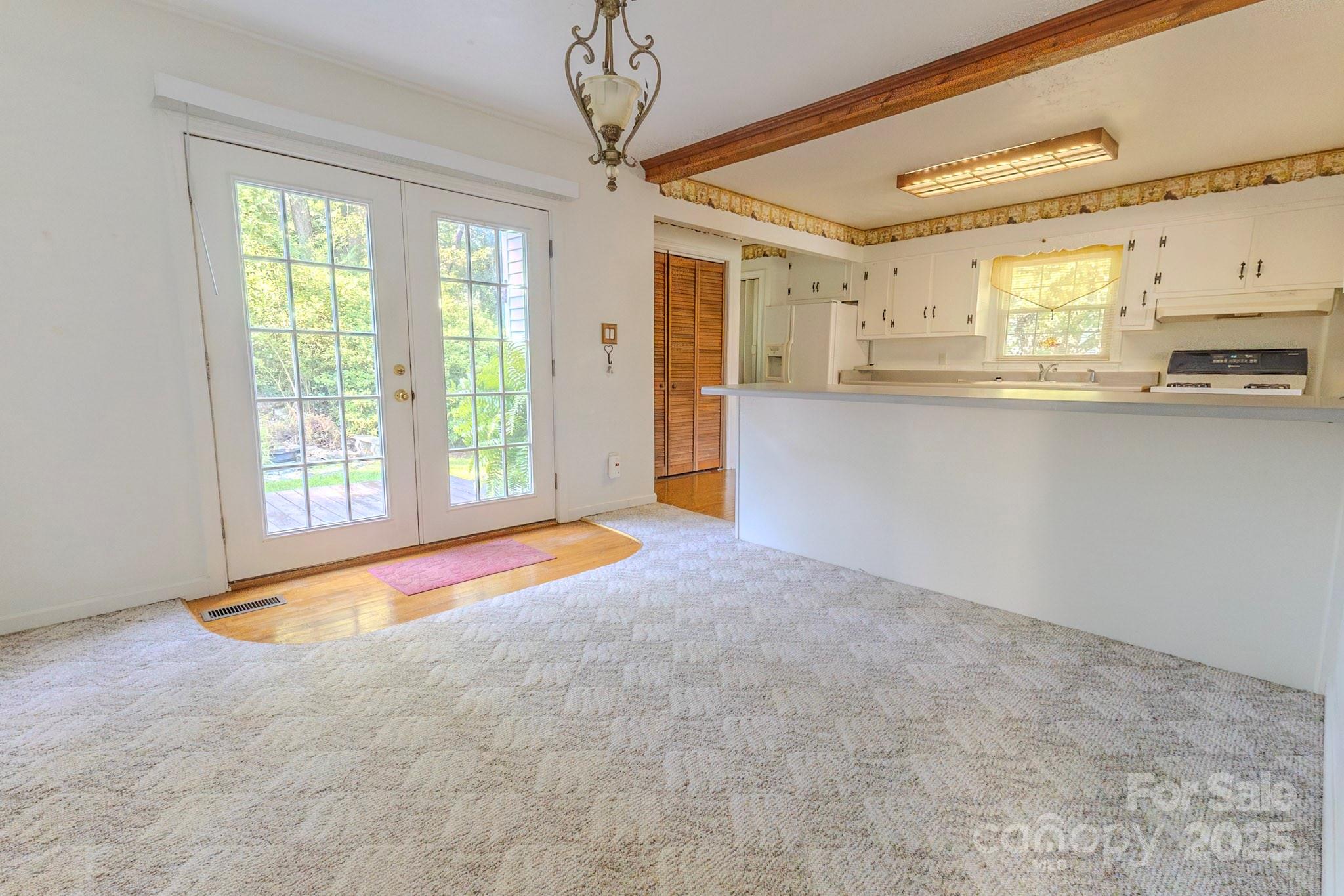 921 E 8th Avenue Property Photo 10