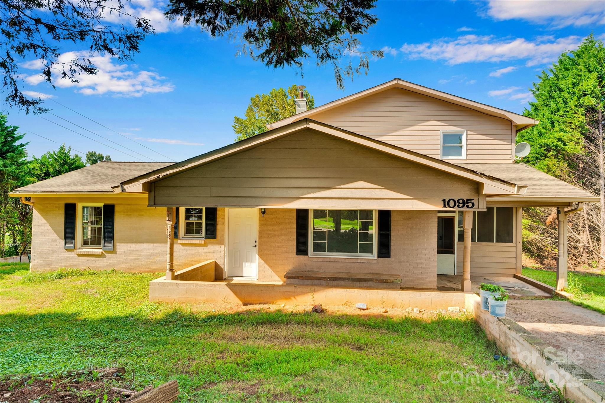 1095 Elm Circle Property Photo 1