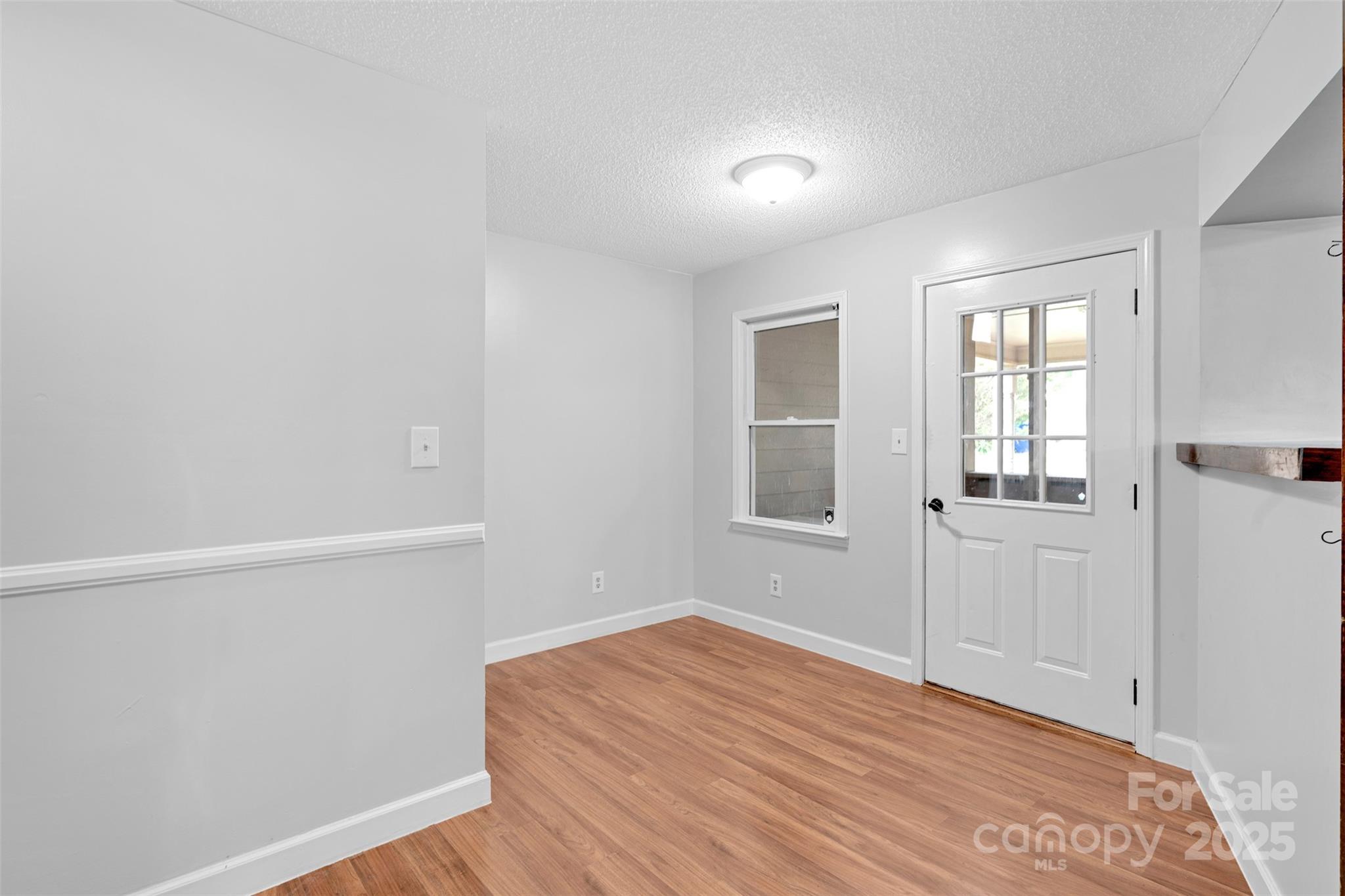 1095 Elm Circle Property Photo 2