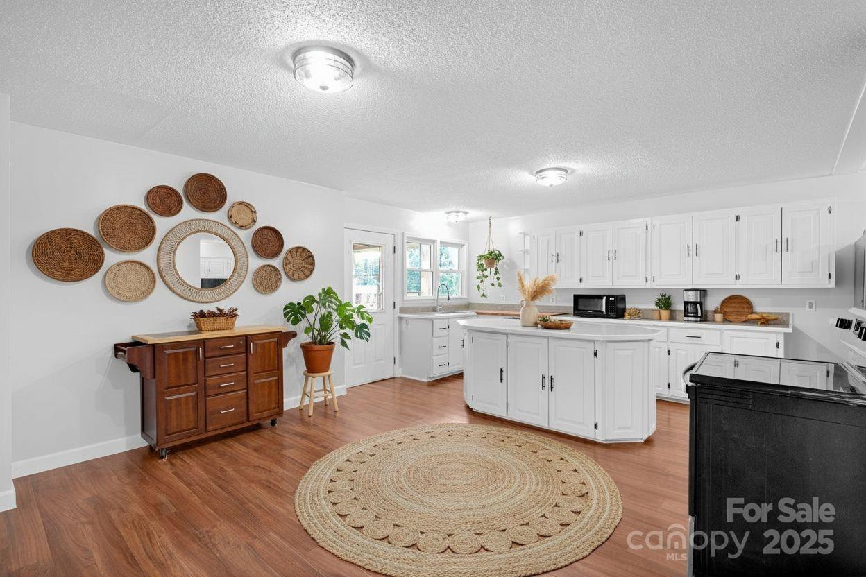 1095 Elm Circle Property Photo 4