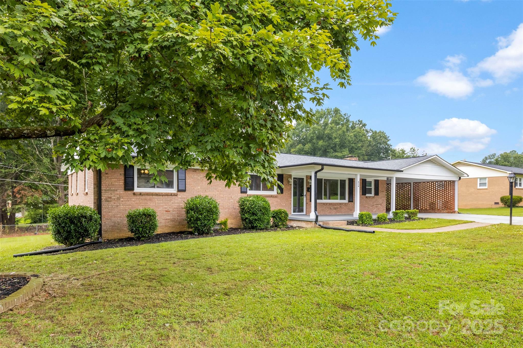 404 Kings Drive Property Photo 1
