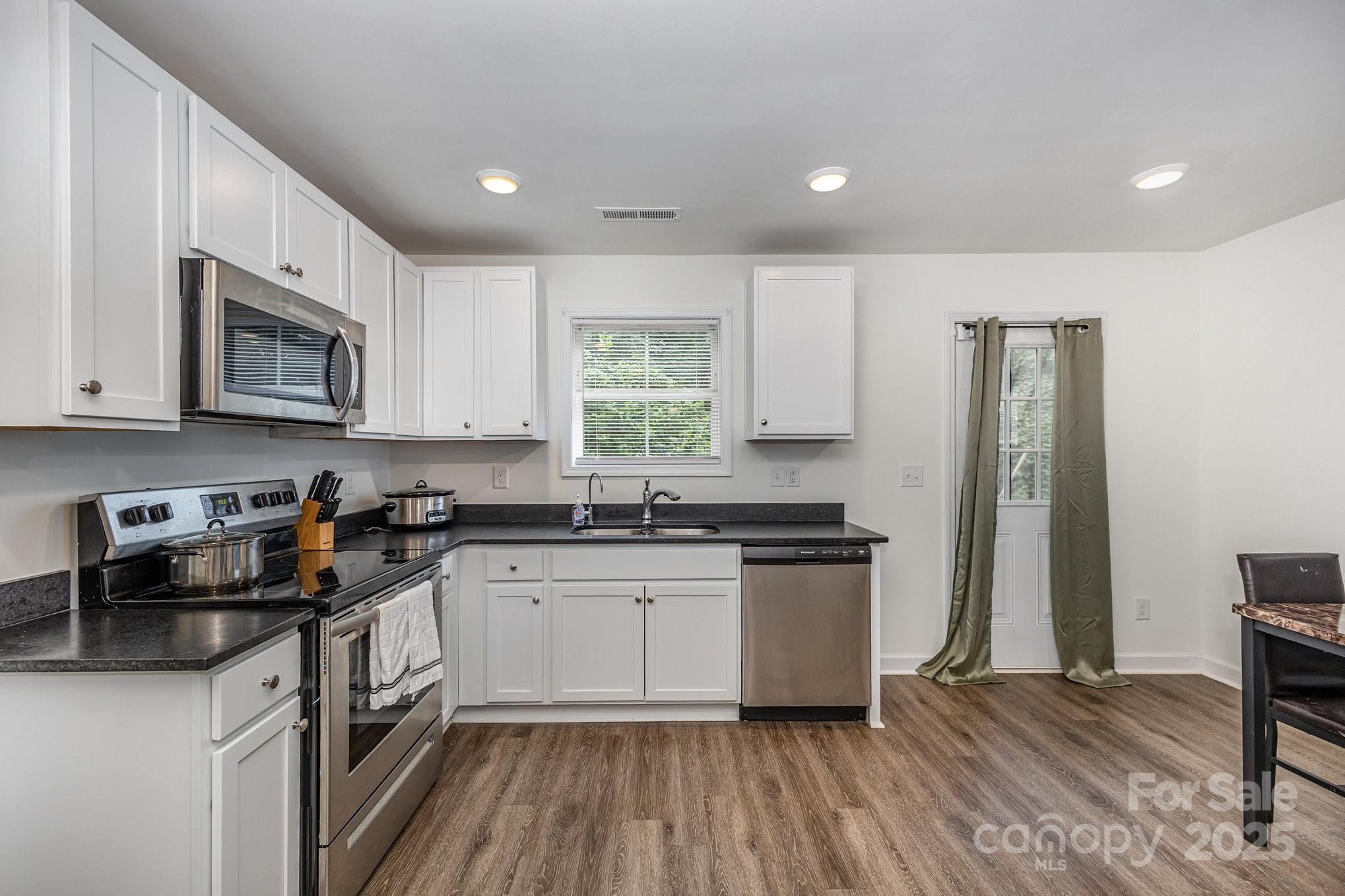 415 Pinecroft Lane Property Photo 4