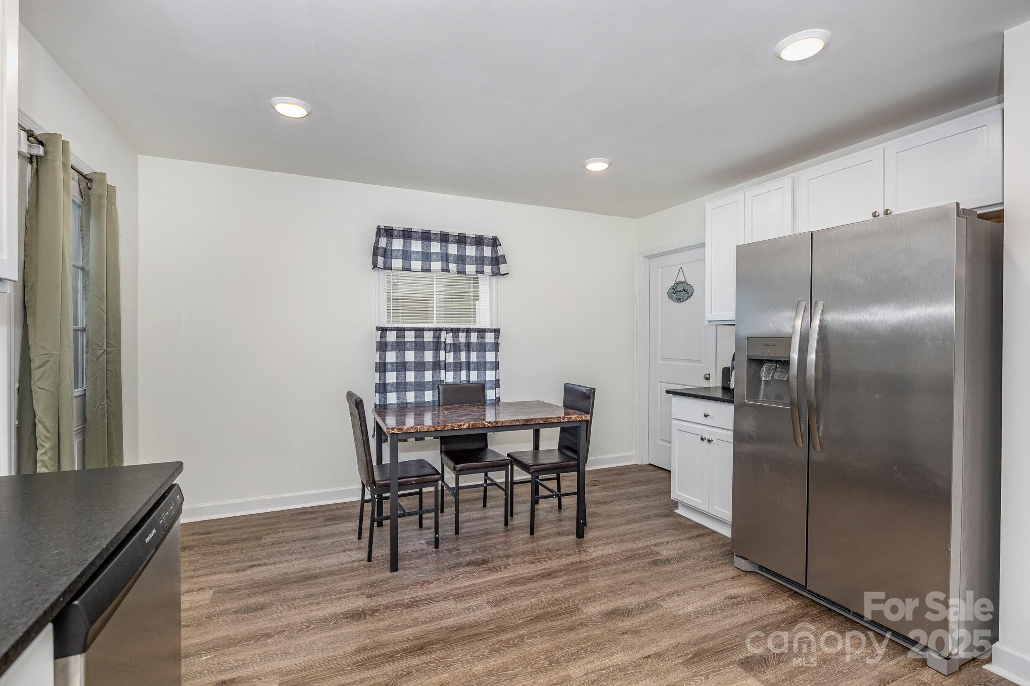 415 Pinecroft Lane Property Photo 5