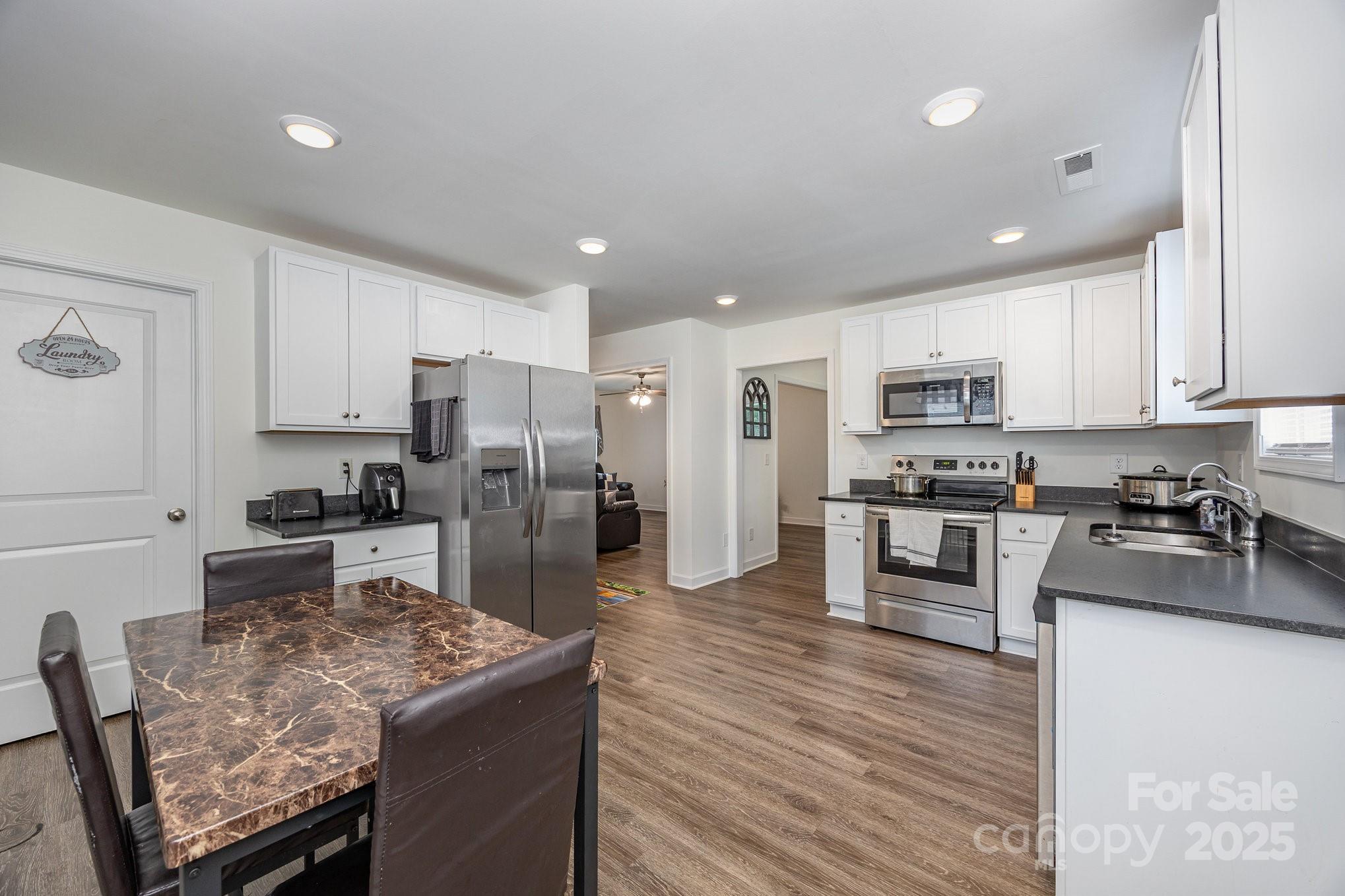 415 Pinecroft Lane Property Photo 6