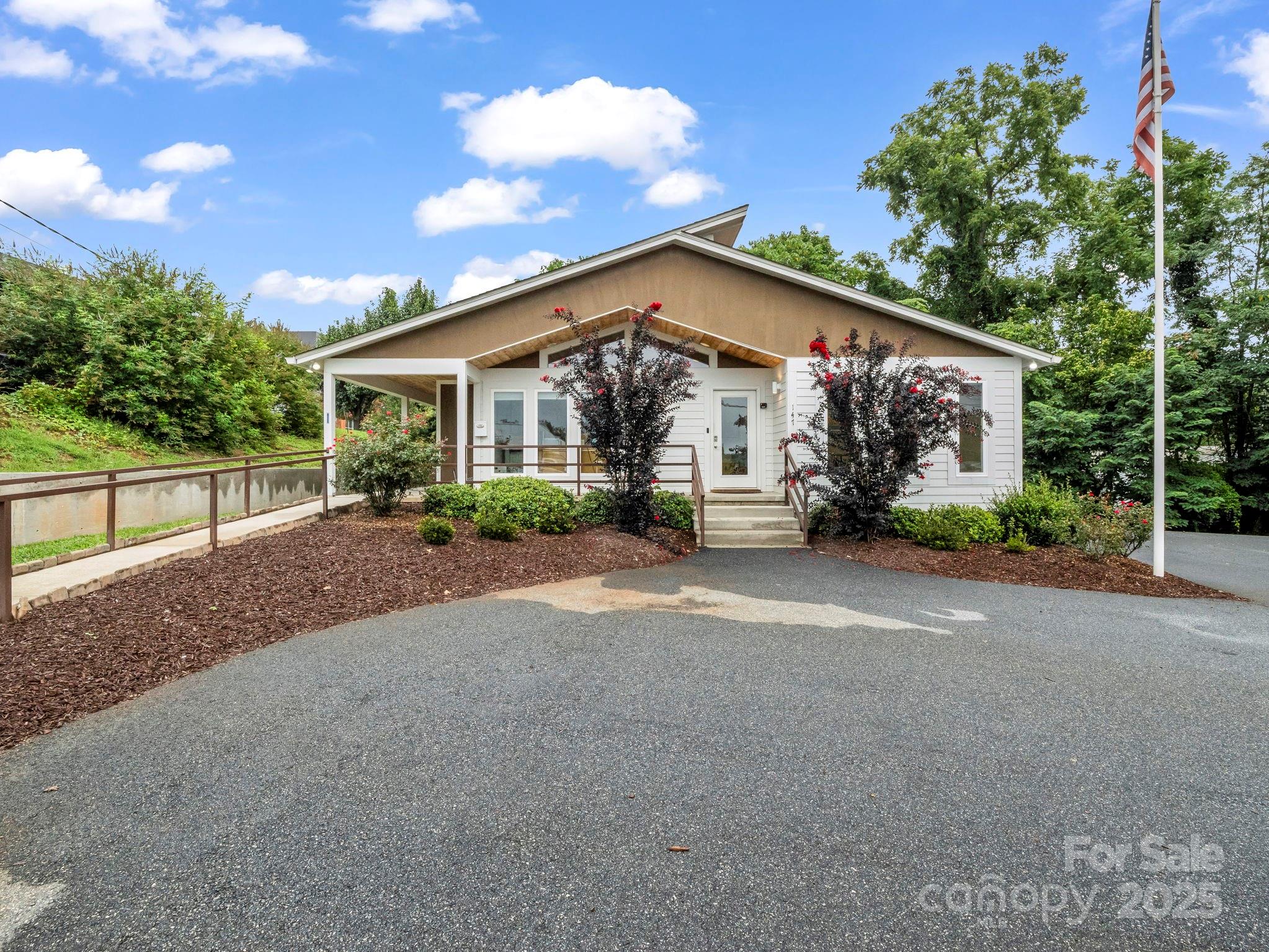 147 E Court Street Property Photo