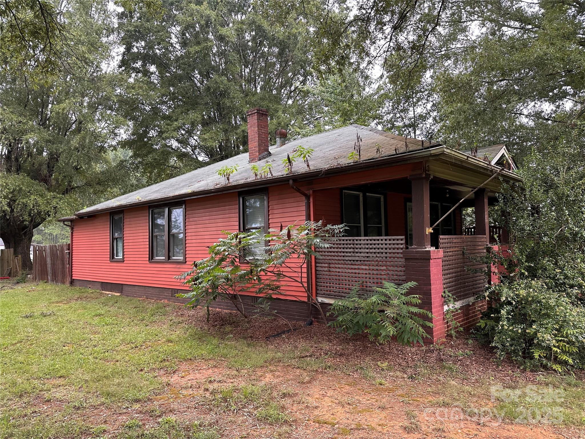 872 Shearers Road Property Photo 1