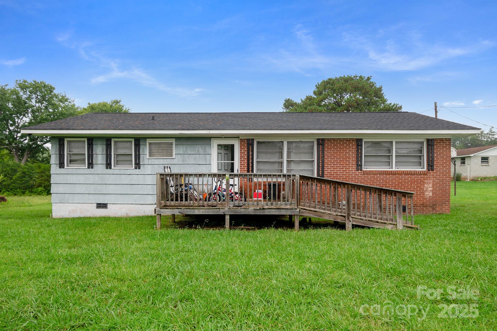940 W End Road Property Photo 1