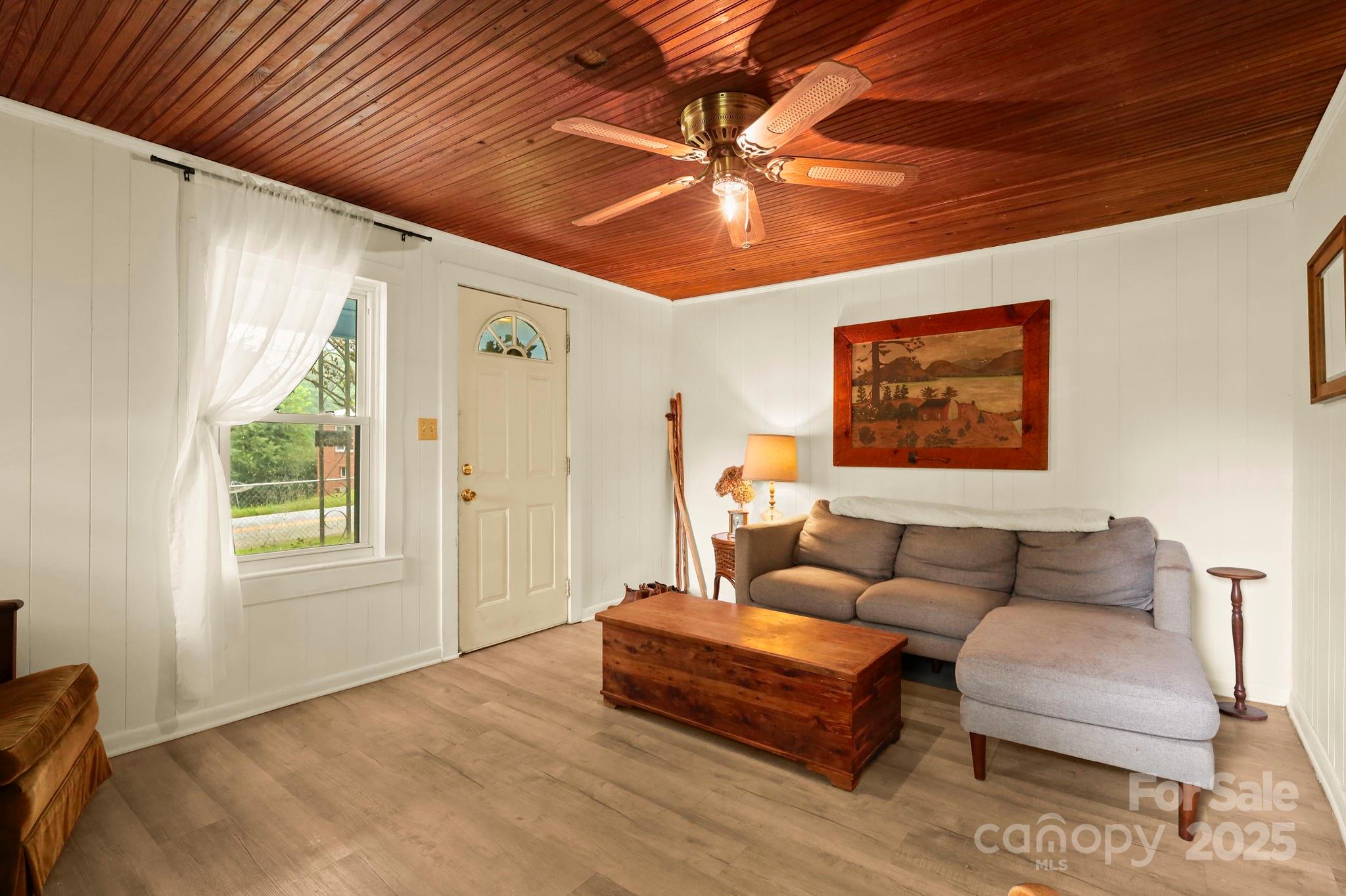 3570 Hollywood Ridge Road Property Photo 4