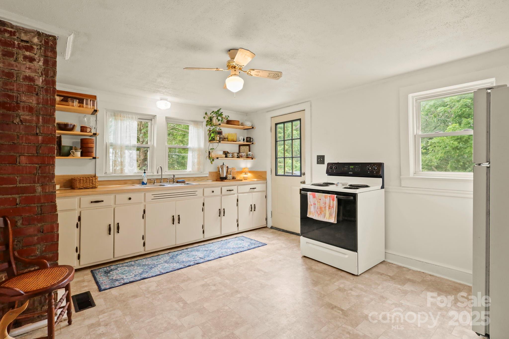 3570 Hollywood Ridge Road Property Photo 10