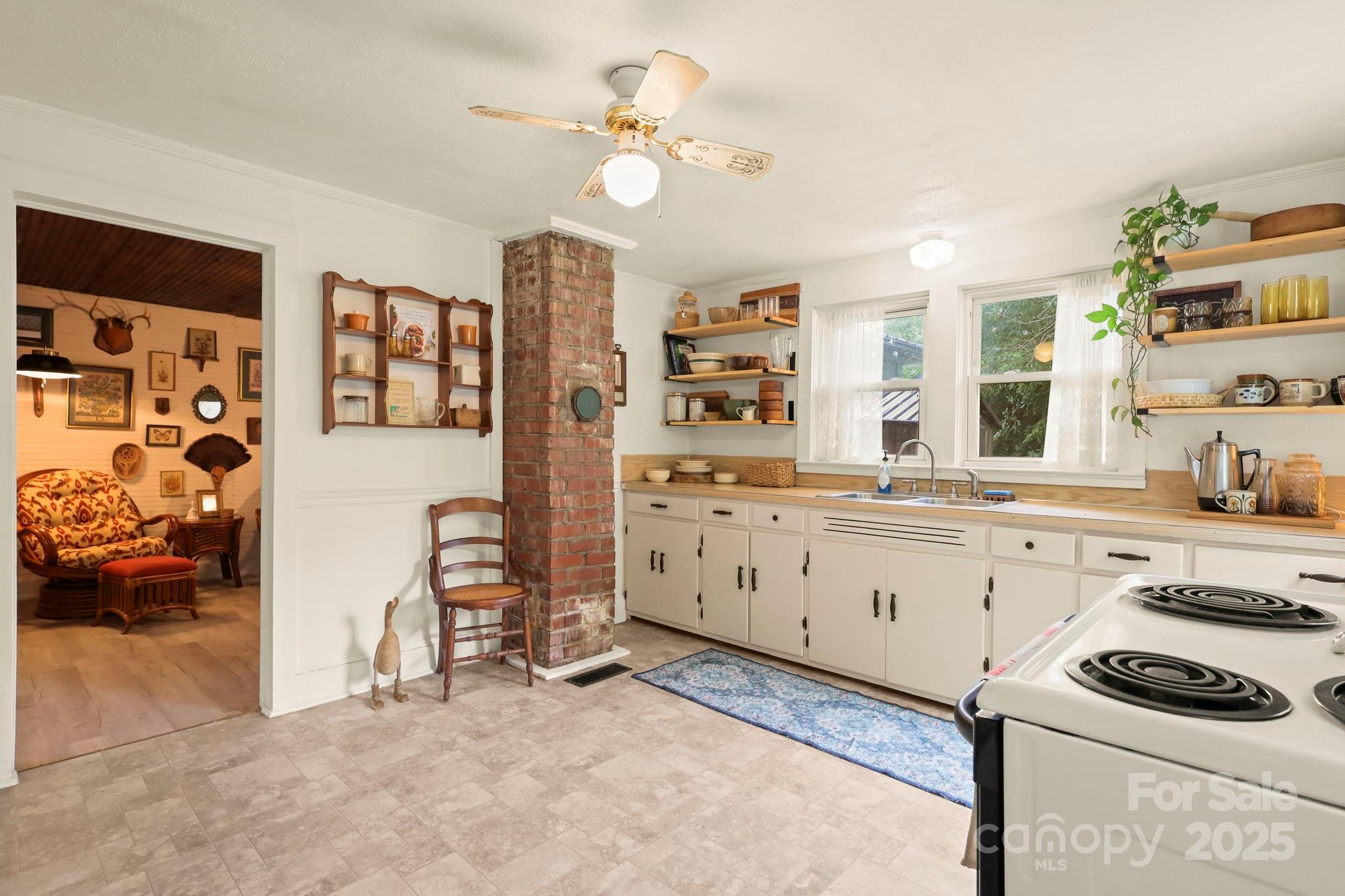 3570 Hollywood Ridge Road Property Photo 12