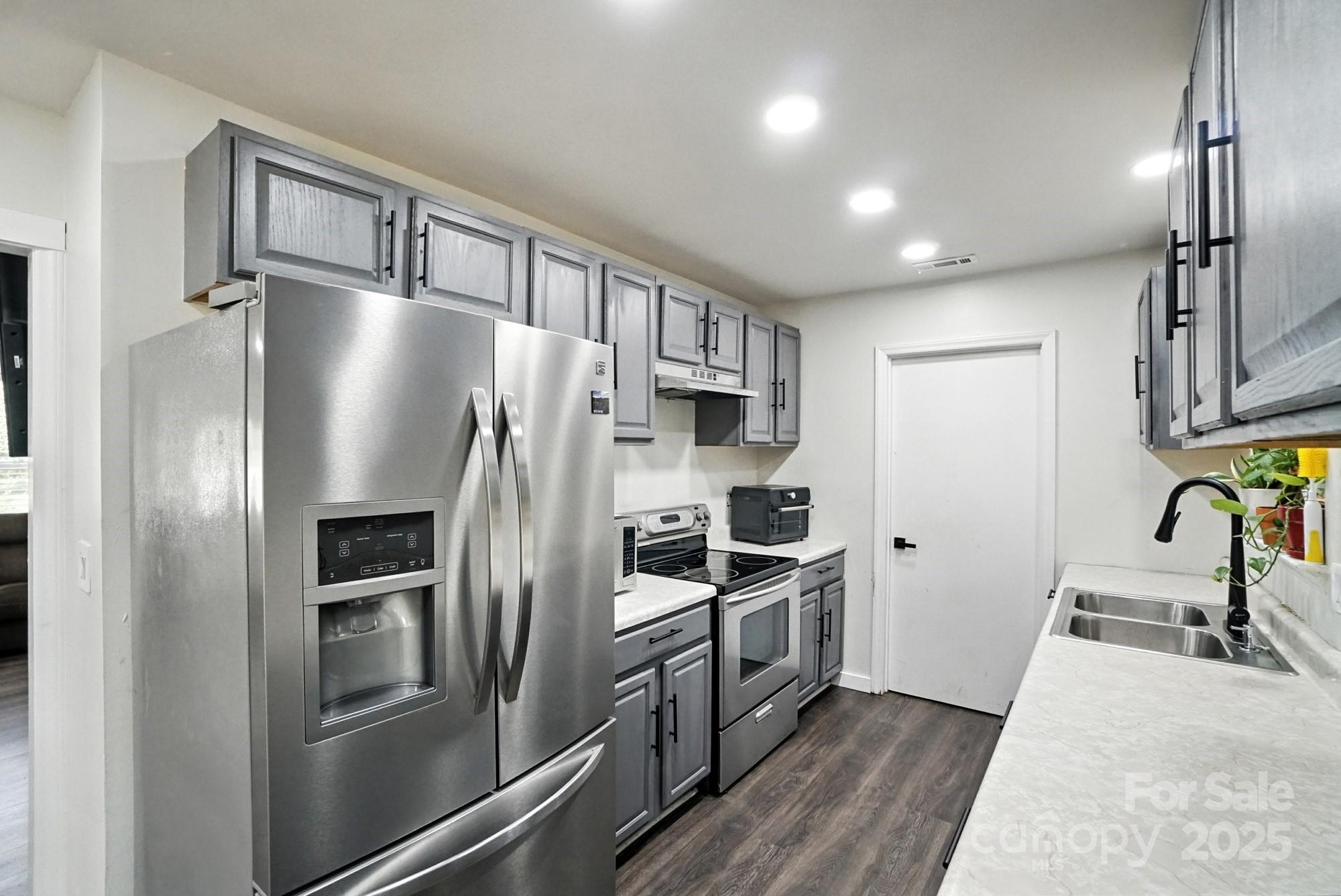 244 E East Avenue Property Photo 9