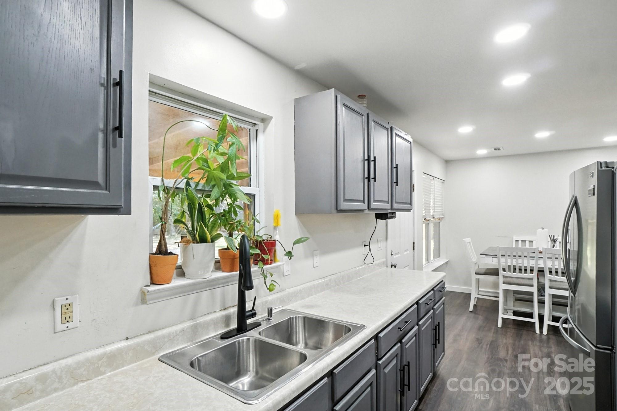 244 E East Avenue Property Photo 12