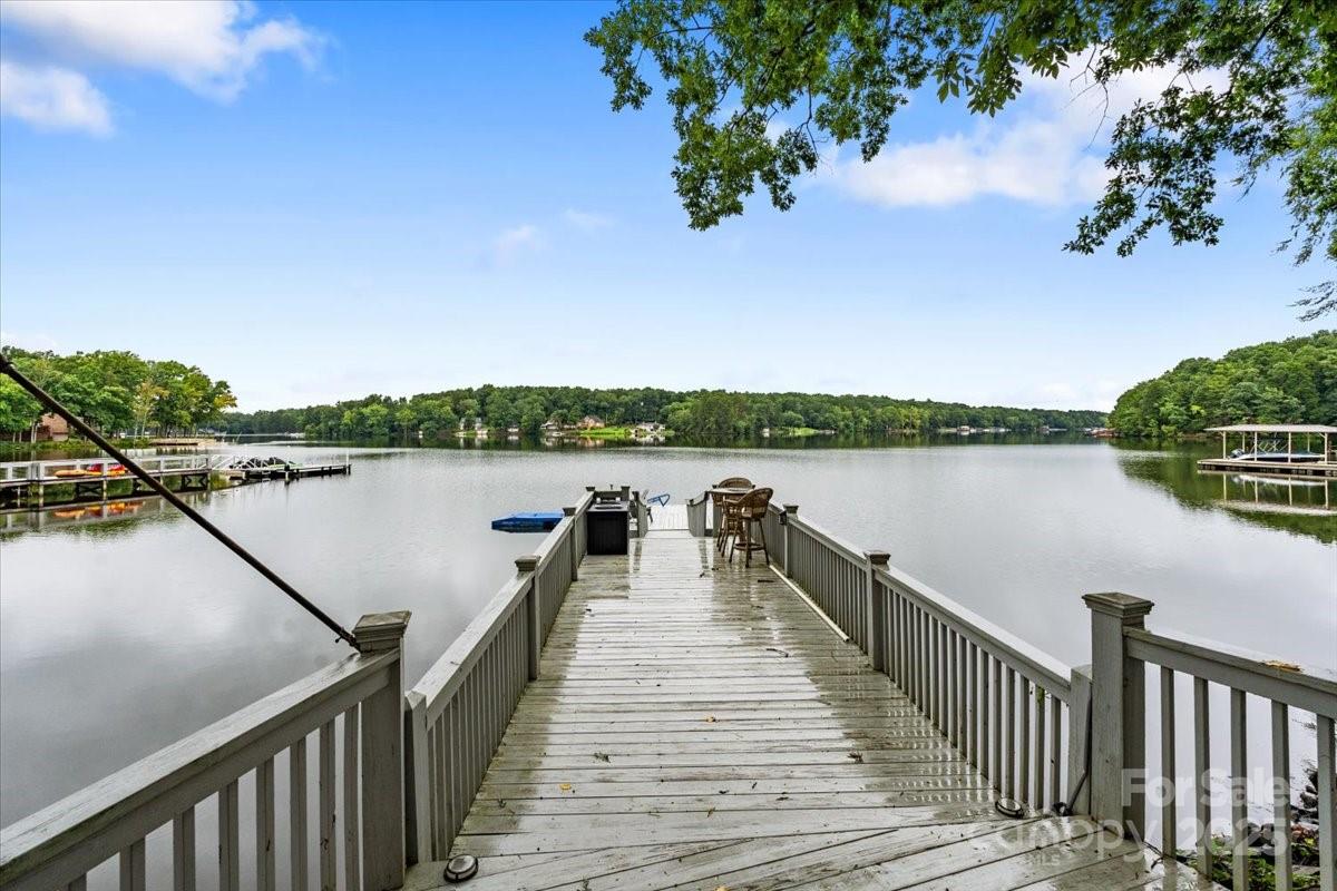 303 Potters Landing Property Photo 1