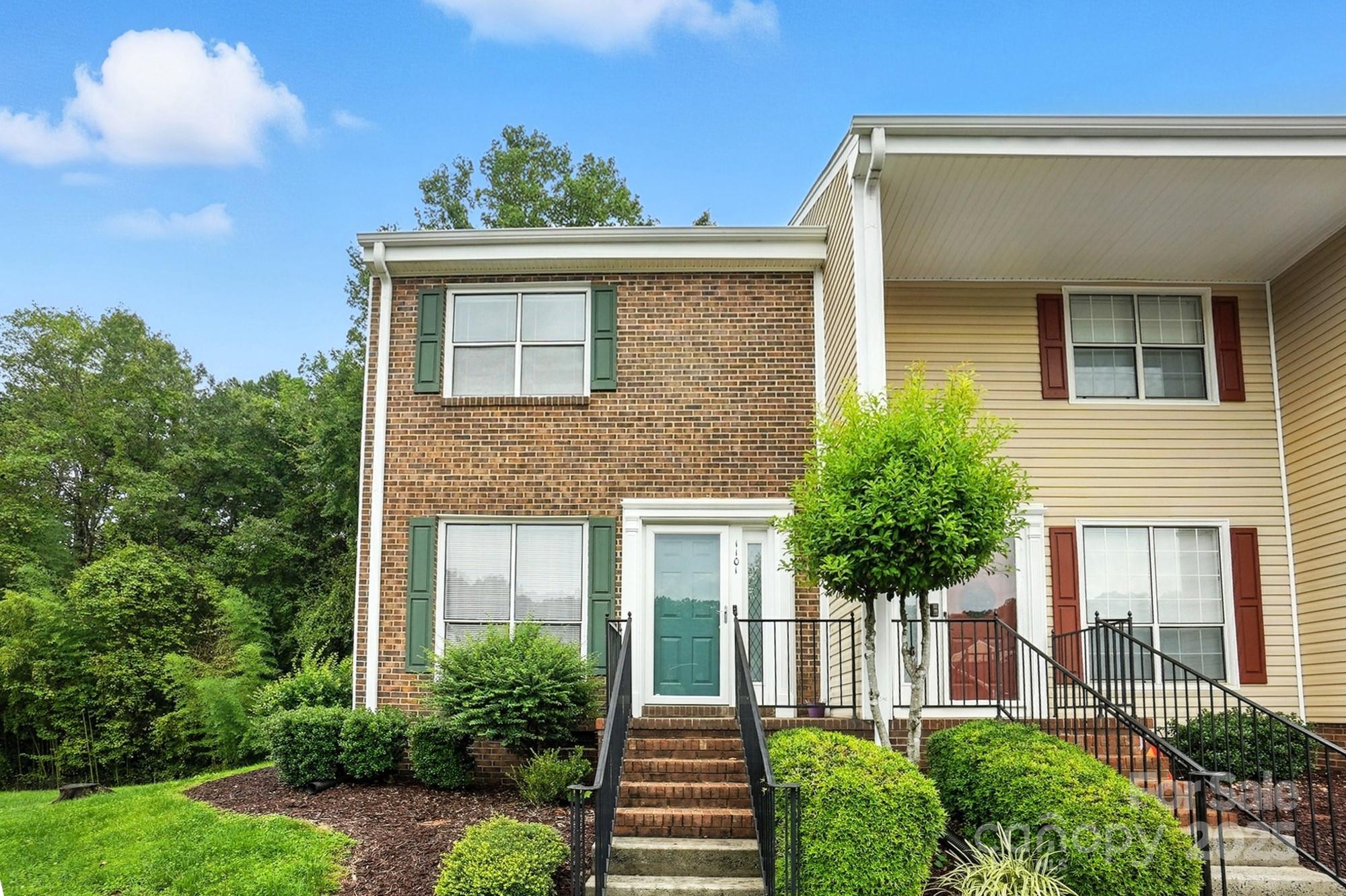 1101 Surry Lane Property Photo 2