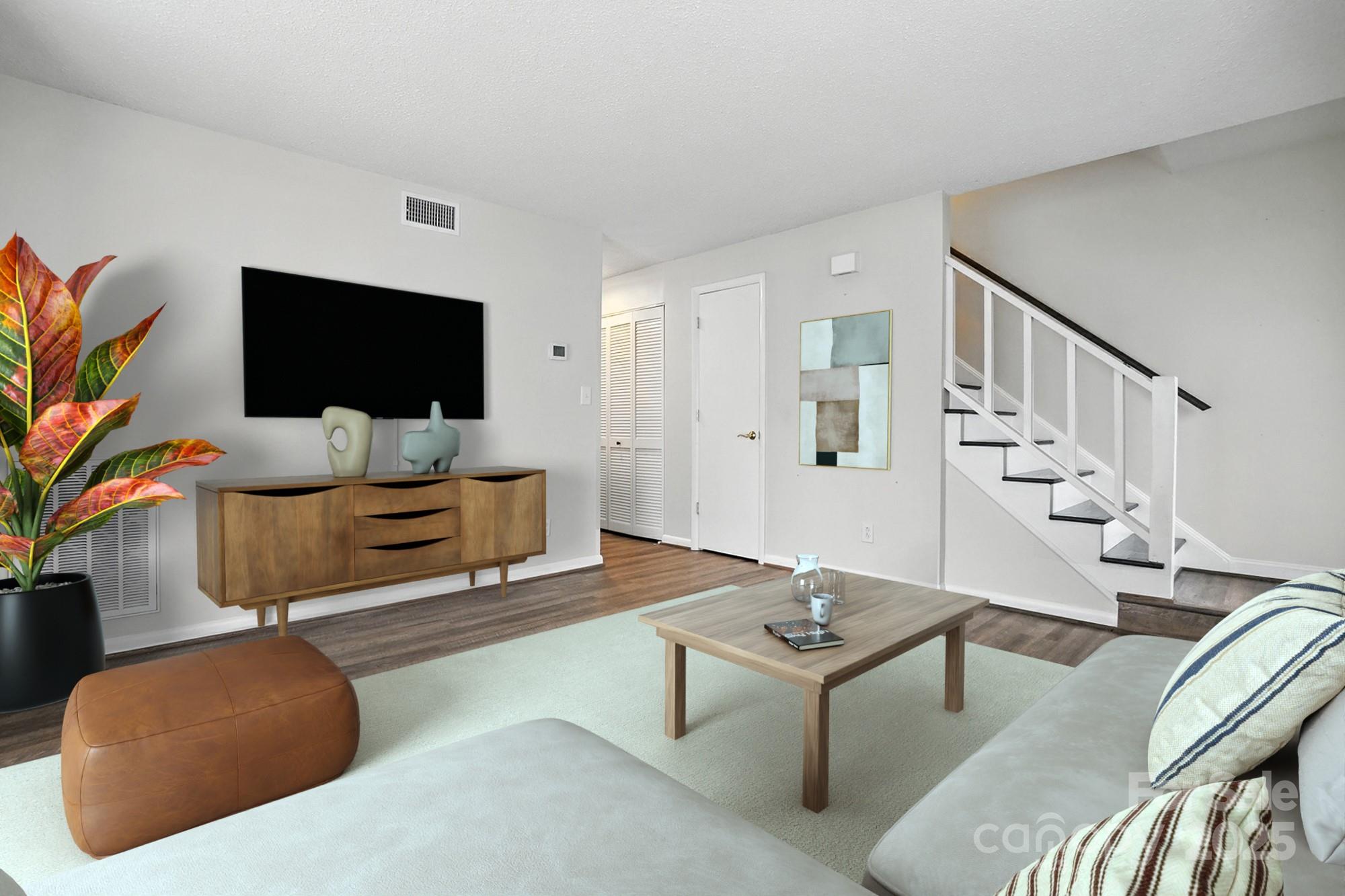 1101 Surry Lane Property Photo 3