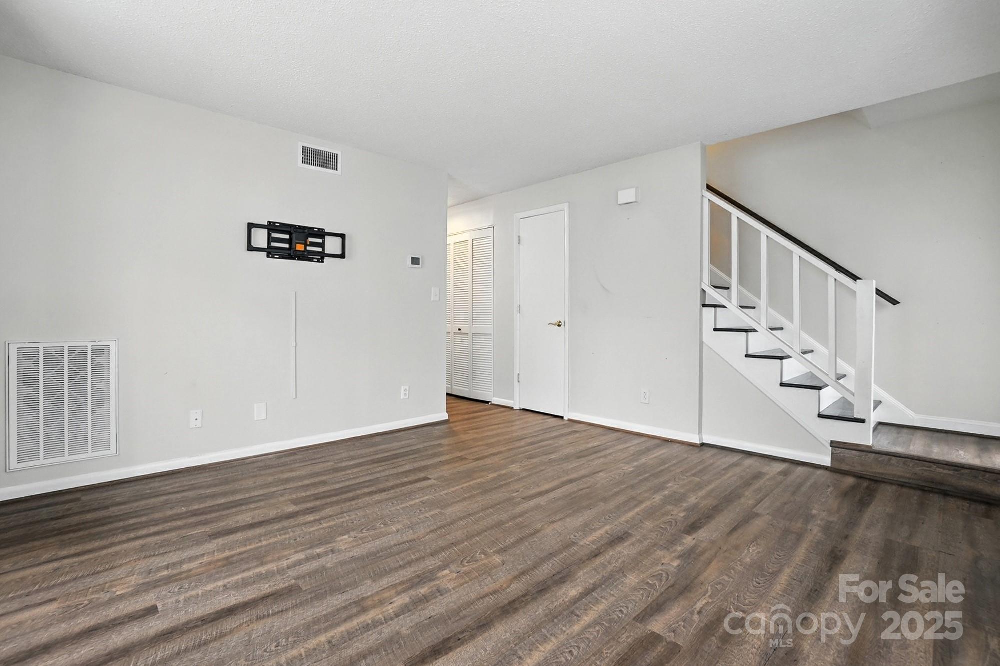 1101 Surry Lane Property Photo 4