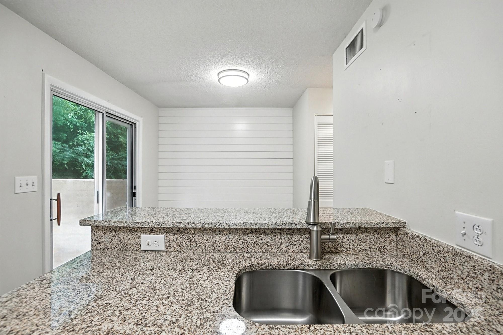 1101 Surry Lane Property Photo 11