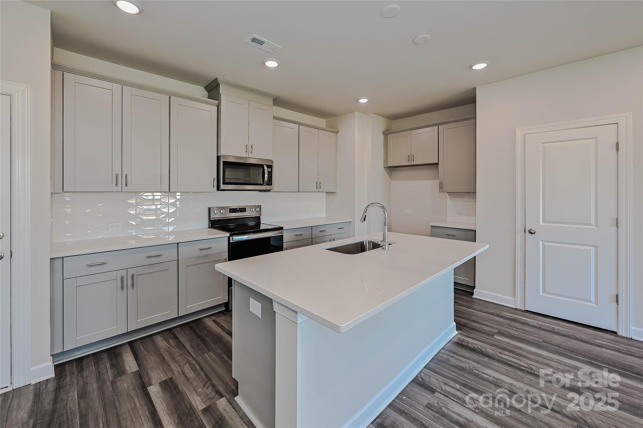 211 Alden Court Property Photo 4