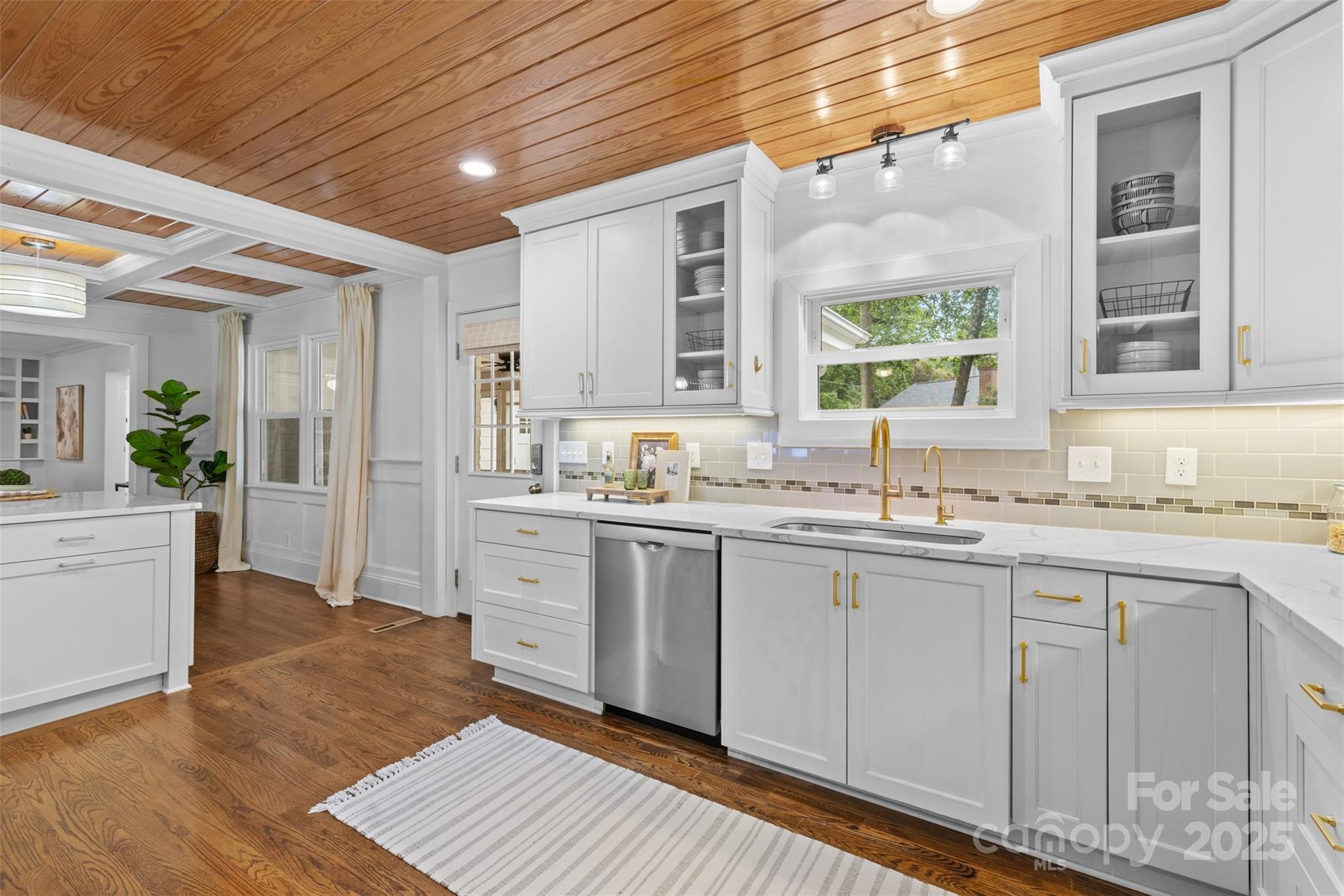 5611 Robinhood Road Property Photo 5